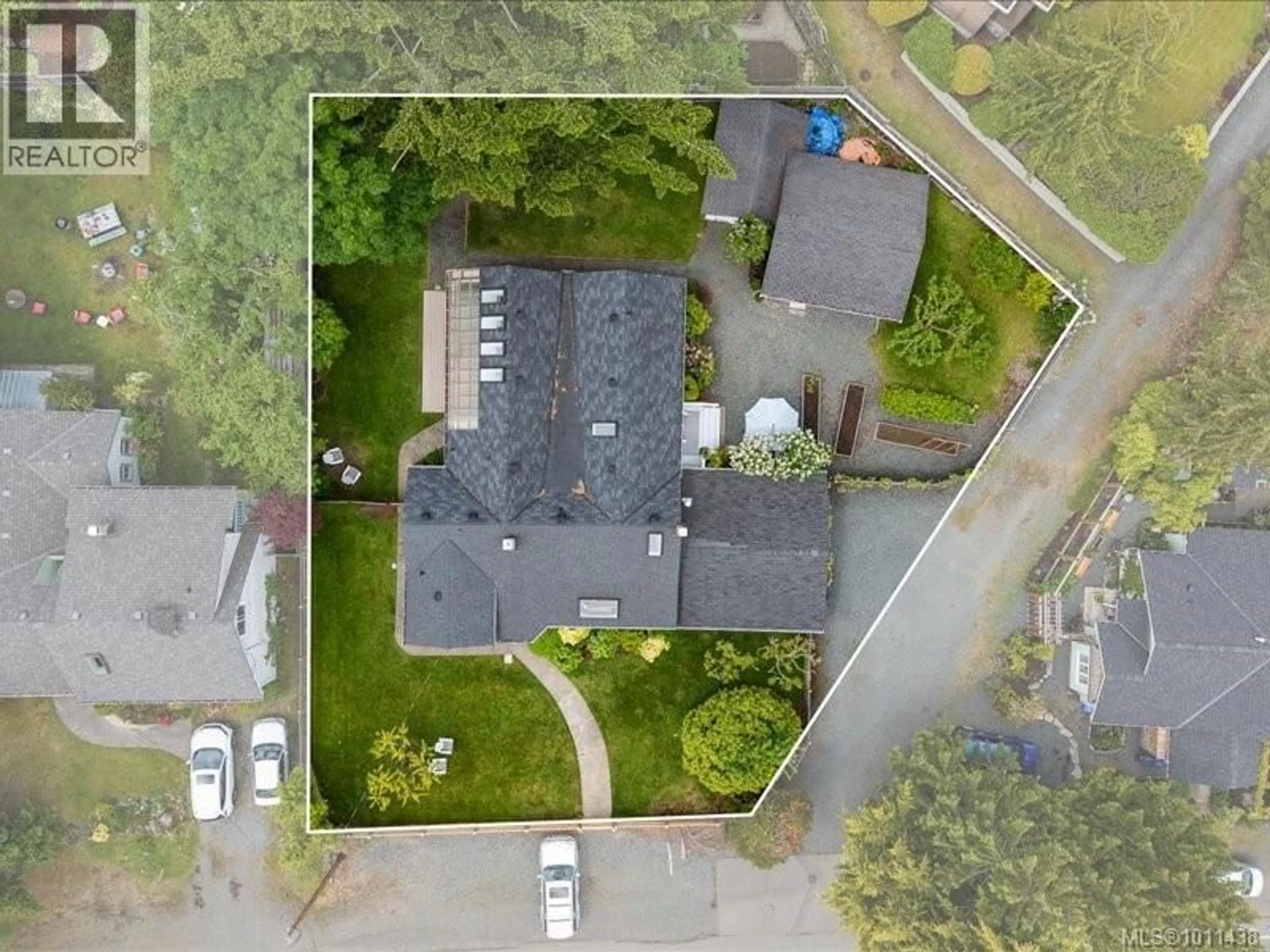 A pic from outside/outdoor area/front of a property/back of a property/a pic from drone, street for 521 ARBUTUS STREET, Qualicum Beach British Columbia V9K1K8