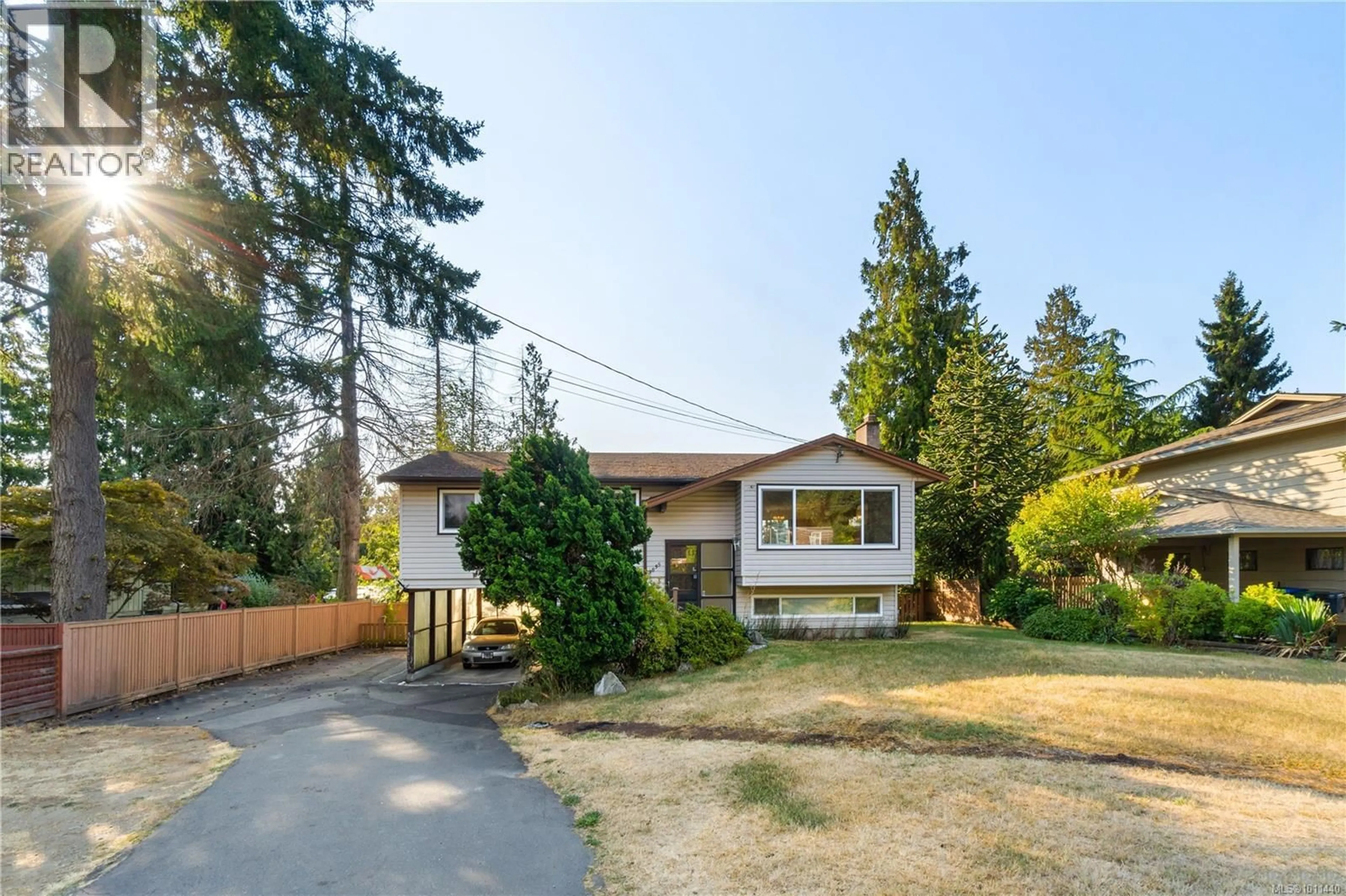 A pic from outside/outdoor area/front of a property/back of a property/a pic from drone, street for 3835 DEPARTURE BAY ROAD, Nanaimo British Columbia V9T1C6
