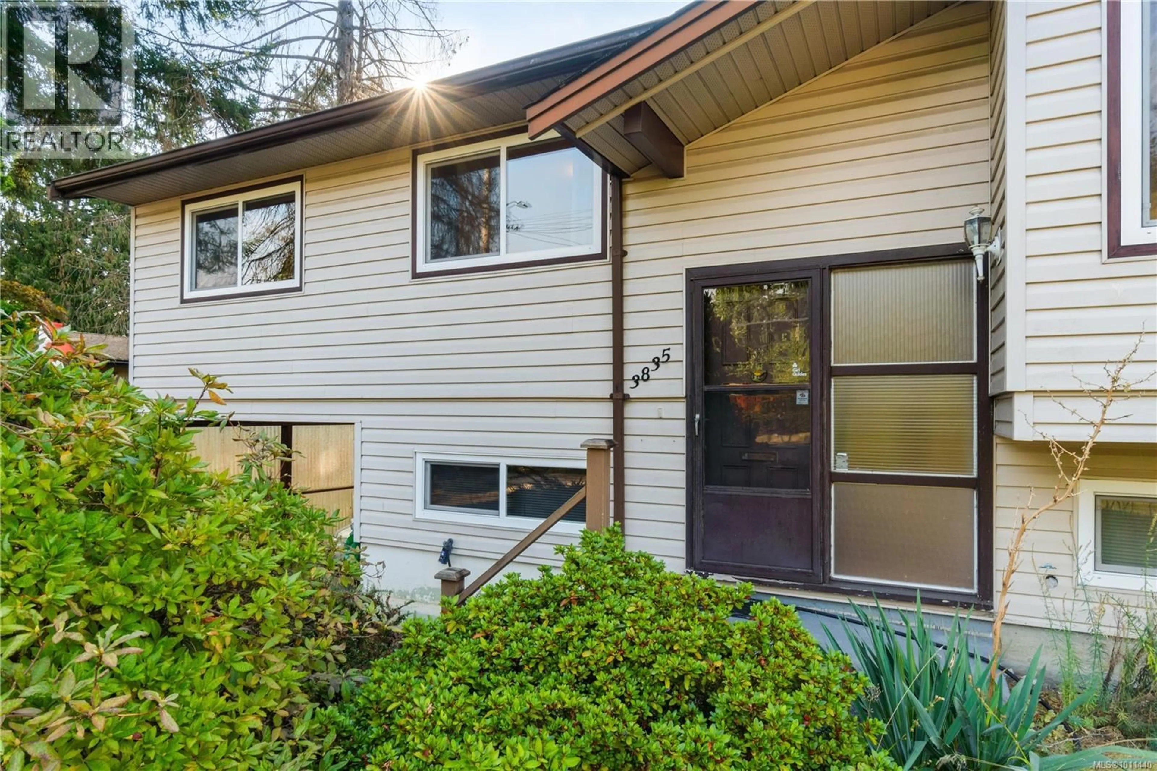 Home with vinyl exterior material, street for 3835 DEPARTURE BAY ROAD, Nanaimo British Columbia V9T1C6
