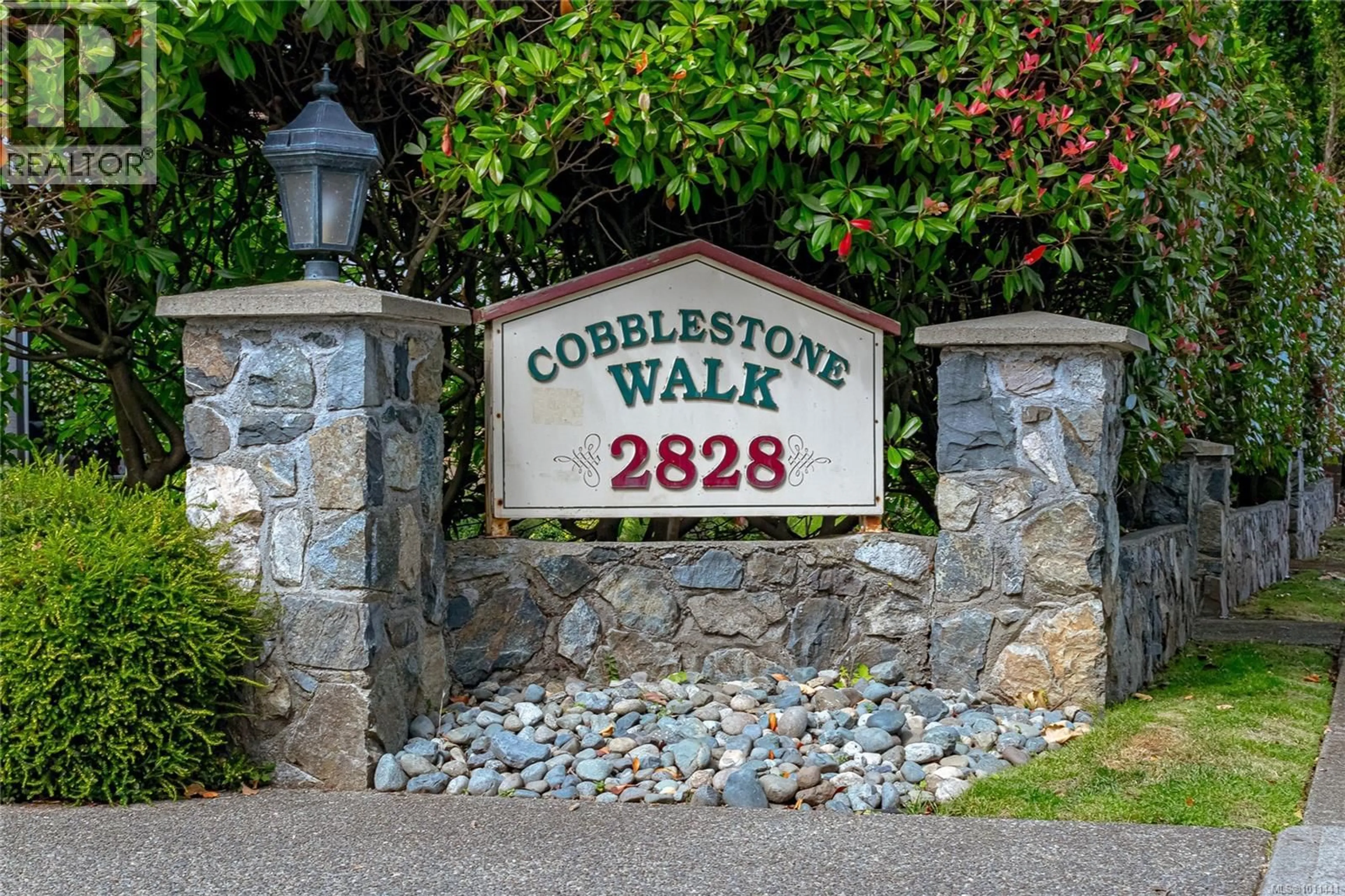 Unknown for 10 - 2828 SHELBOURNE STREET, Victoria British Columbia V8R4M4