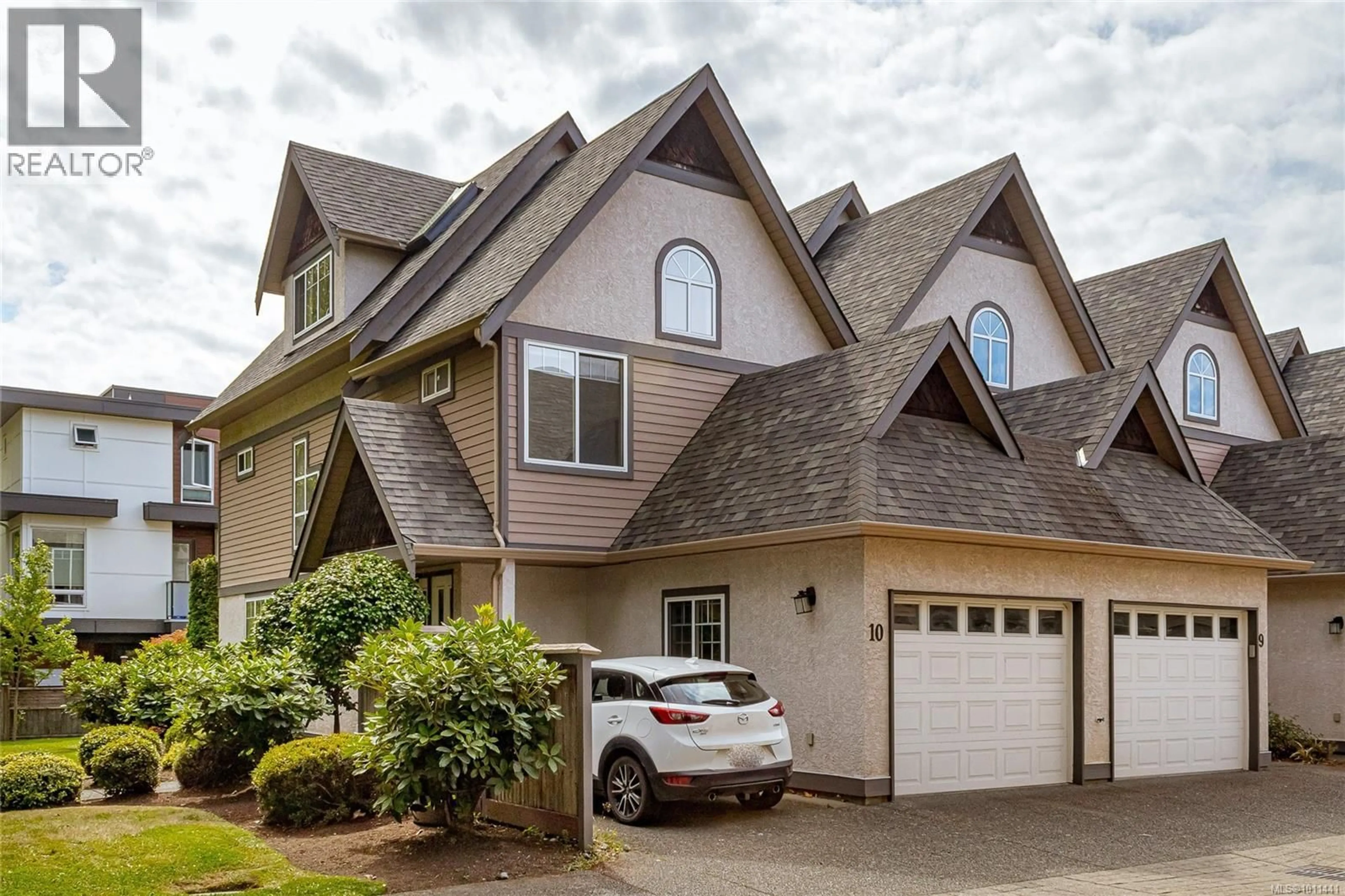 Home with vinyl exterior material, street for 10 - 2828 SHELBOURNE STREET, Victoria British Columbia V8R4M4