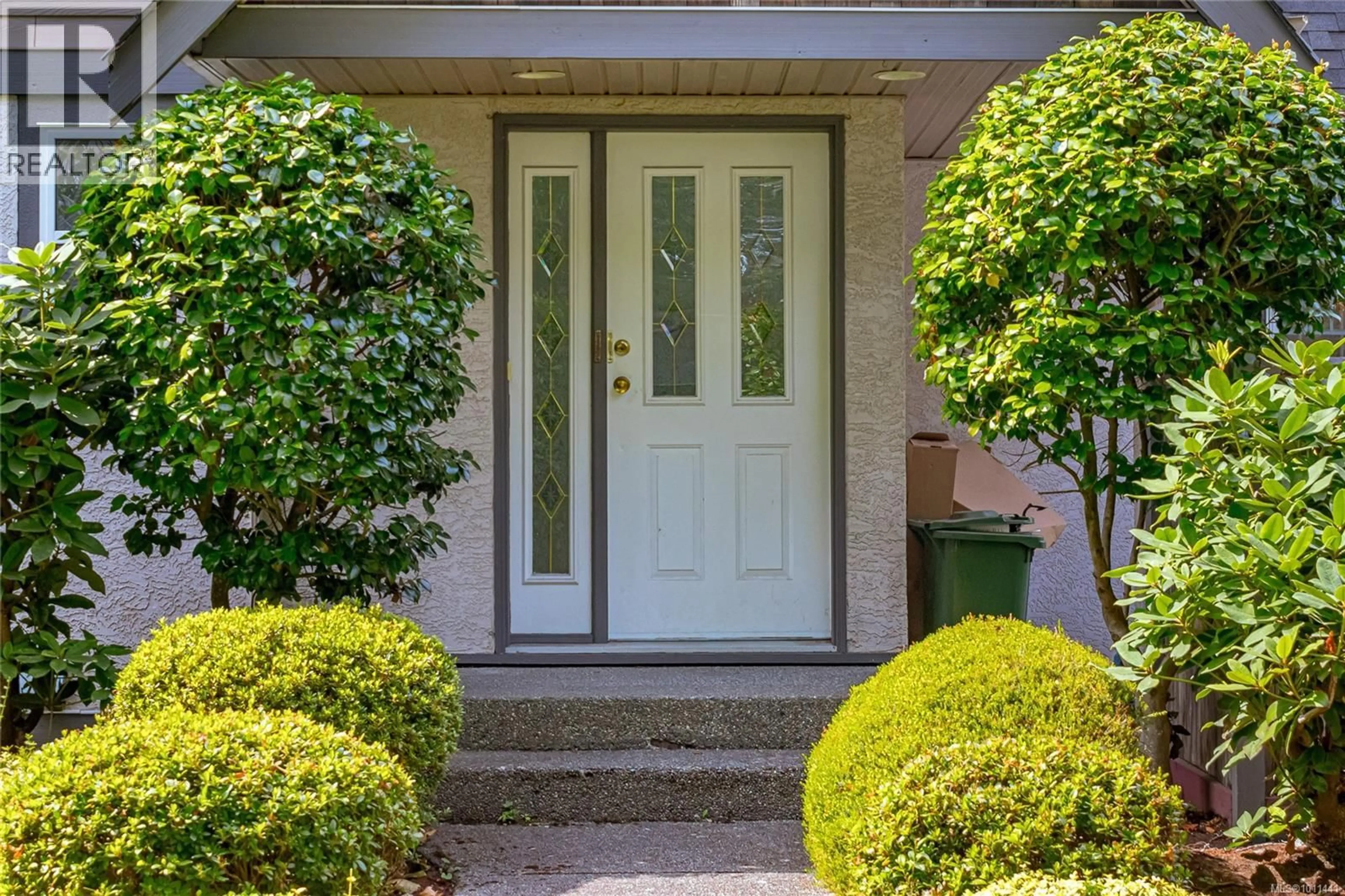 Indoor entryway for 10 - 2828 SHELBOURNE STREET, Victoria British Columbia V8R4M4