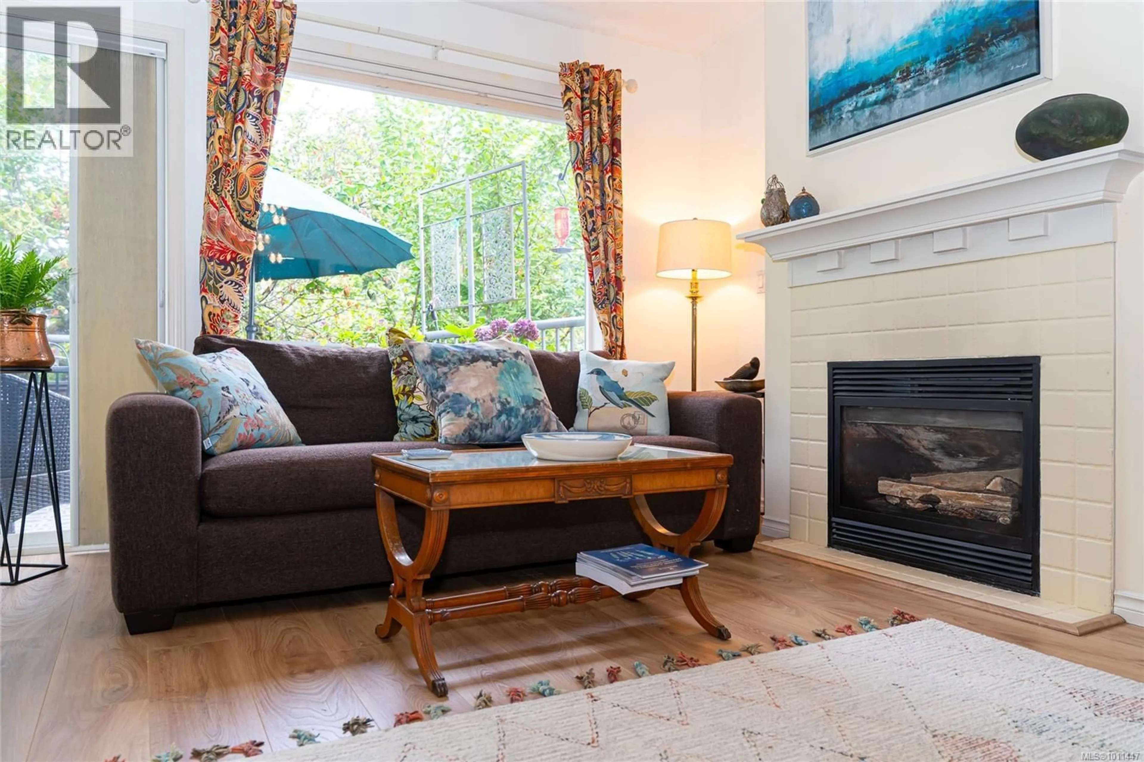 Living room with furniture, wood/laminate floor for 17 - 332 BELAIRE STREET, Ladysmith British Columbia V9G1A1