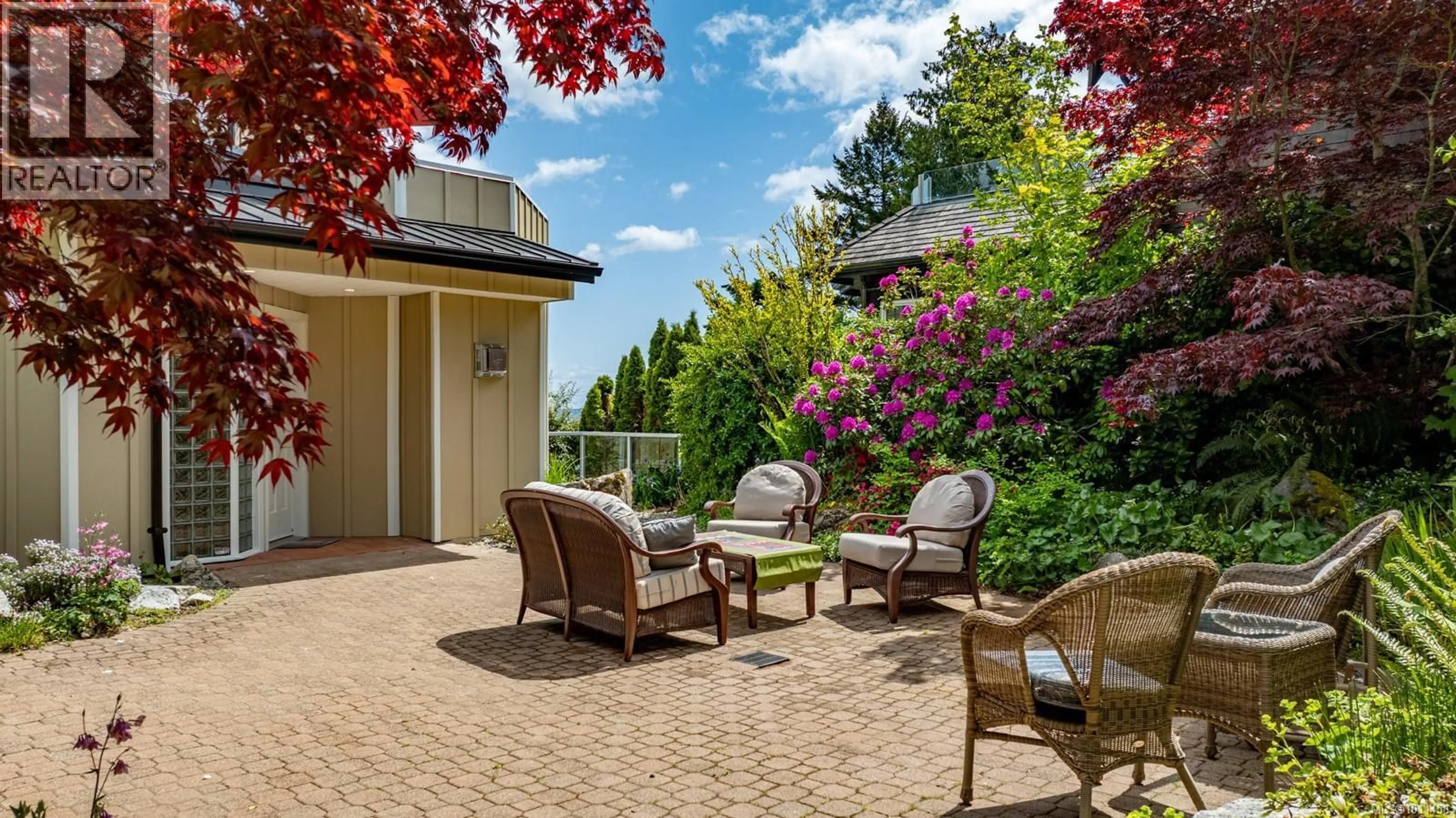 Patio, street for 5267 PARKER AVENUE, Saanich British Columbia V8Y2N1