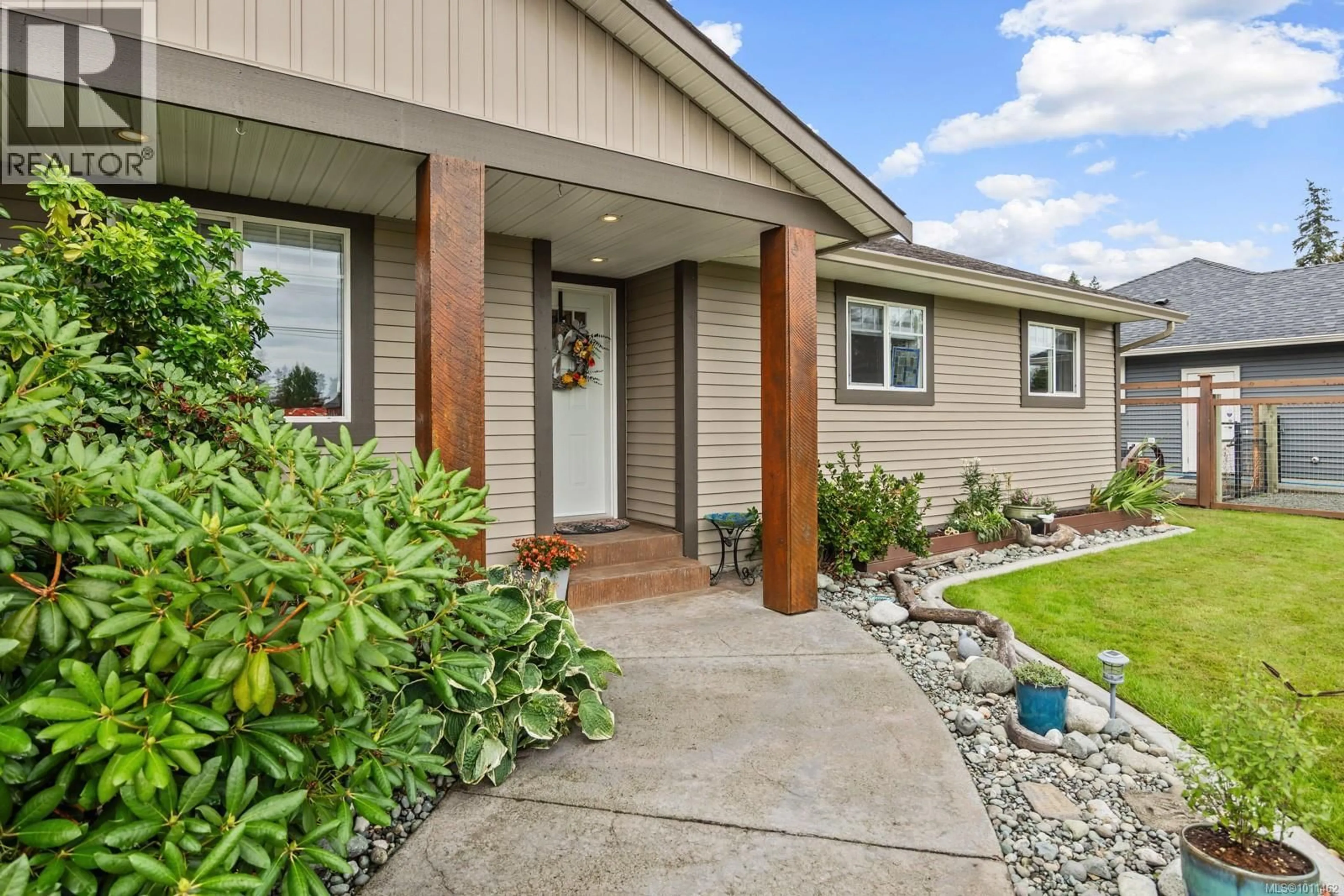 Home with vinyl exterior material, street for 3962 THIRSK ROAD, Campbell River British Columbia V9H1H3