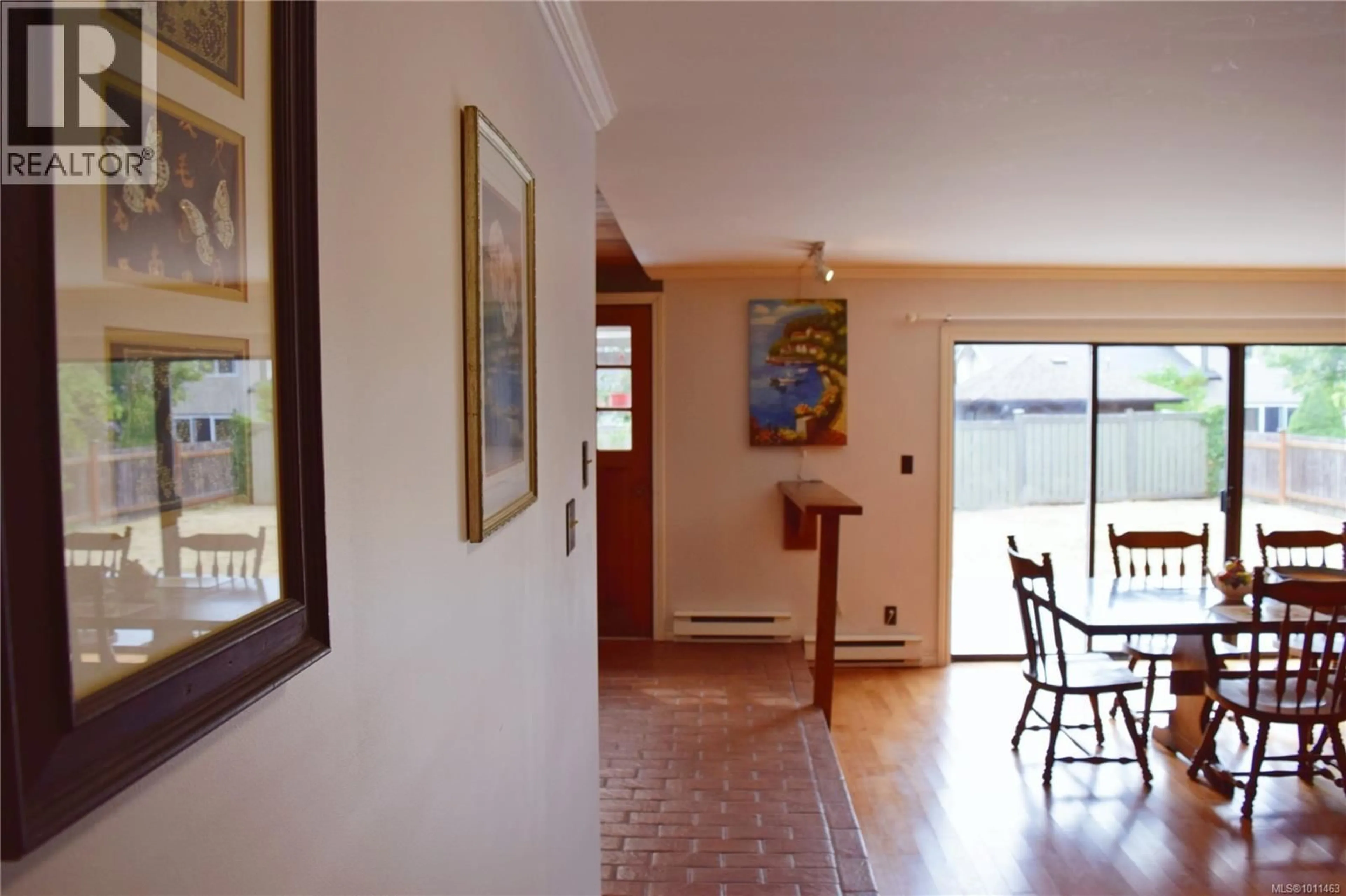 Indoor foyer for 1568 ERIC ROAD, Saanich British Columbia V8N5Y4