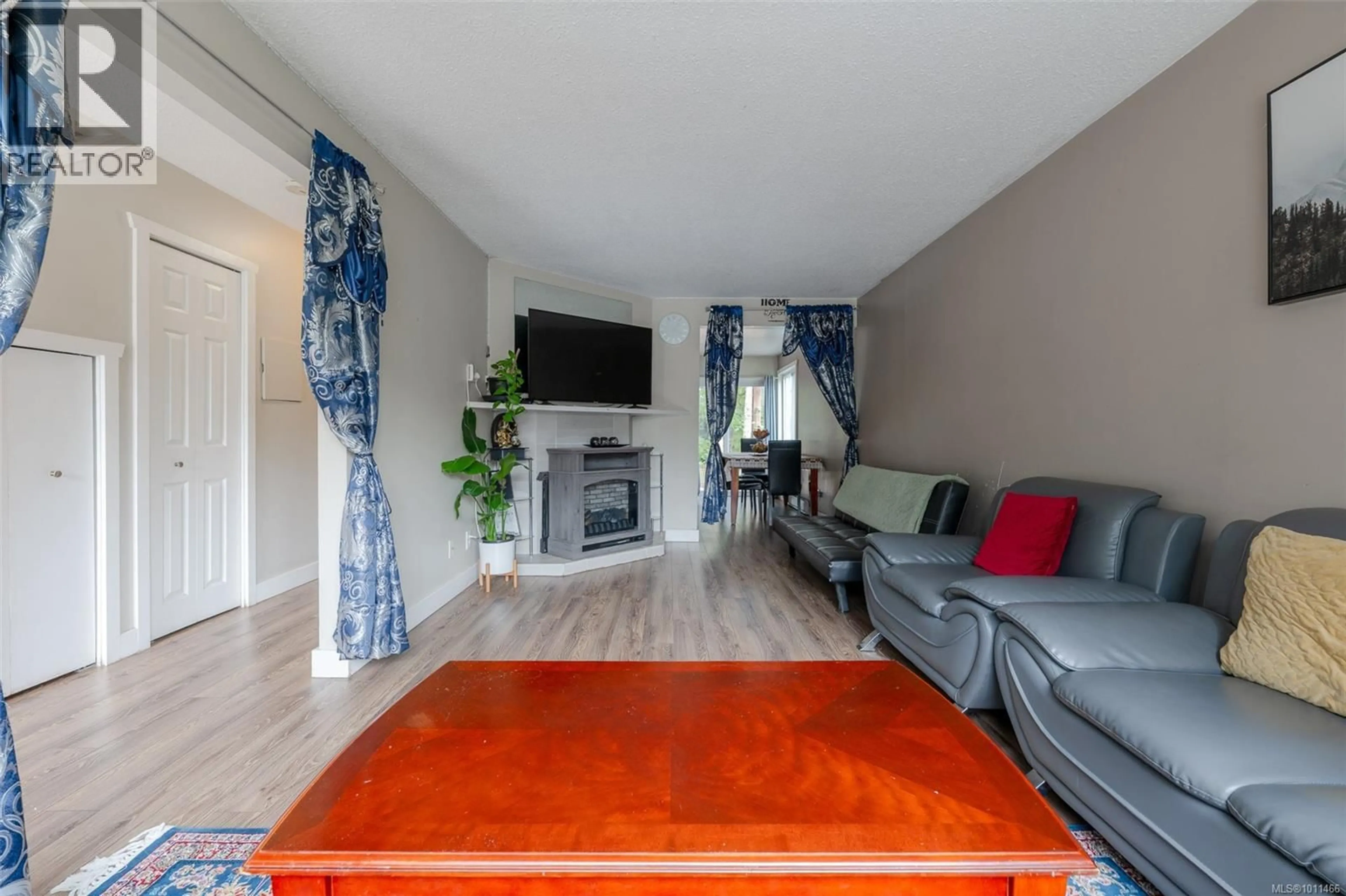 Living room with furniture, wood/laminate floor for 644 NOVA STREET, Nanaimo British Columbia V9R5S7
