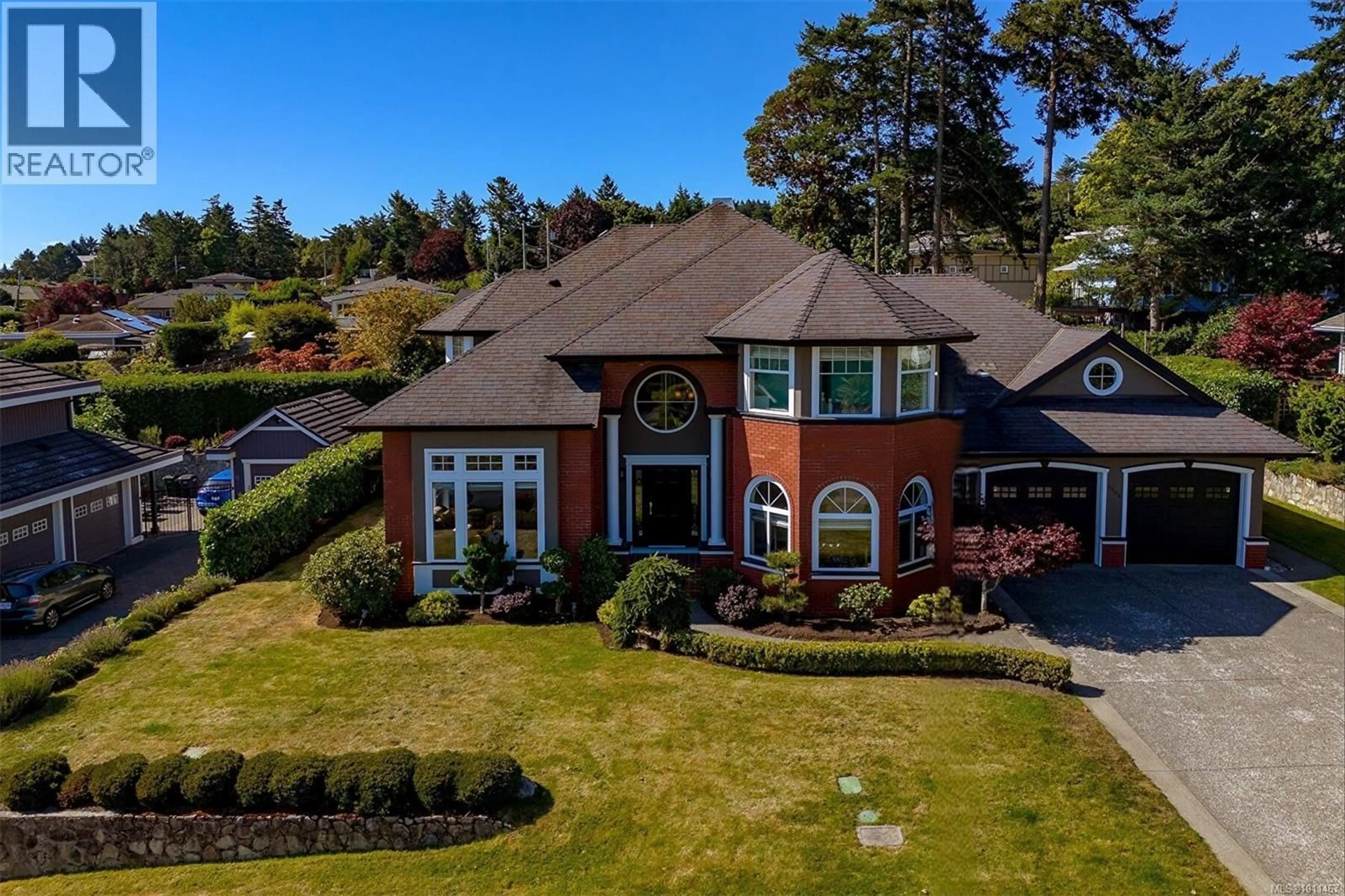 A pic from outside/outdoor area/front of a property/back of a property/a pic from drone, unknown for 4566 GORDON POINT DRIVE, Saanich British Columbia V8N6L3