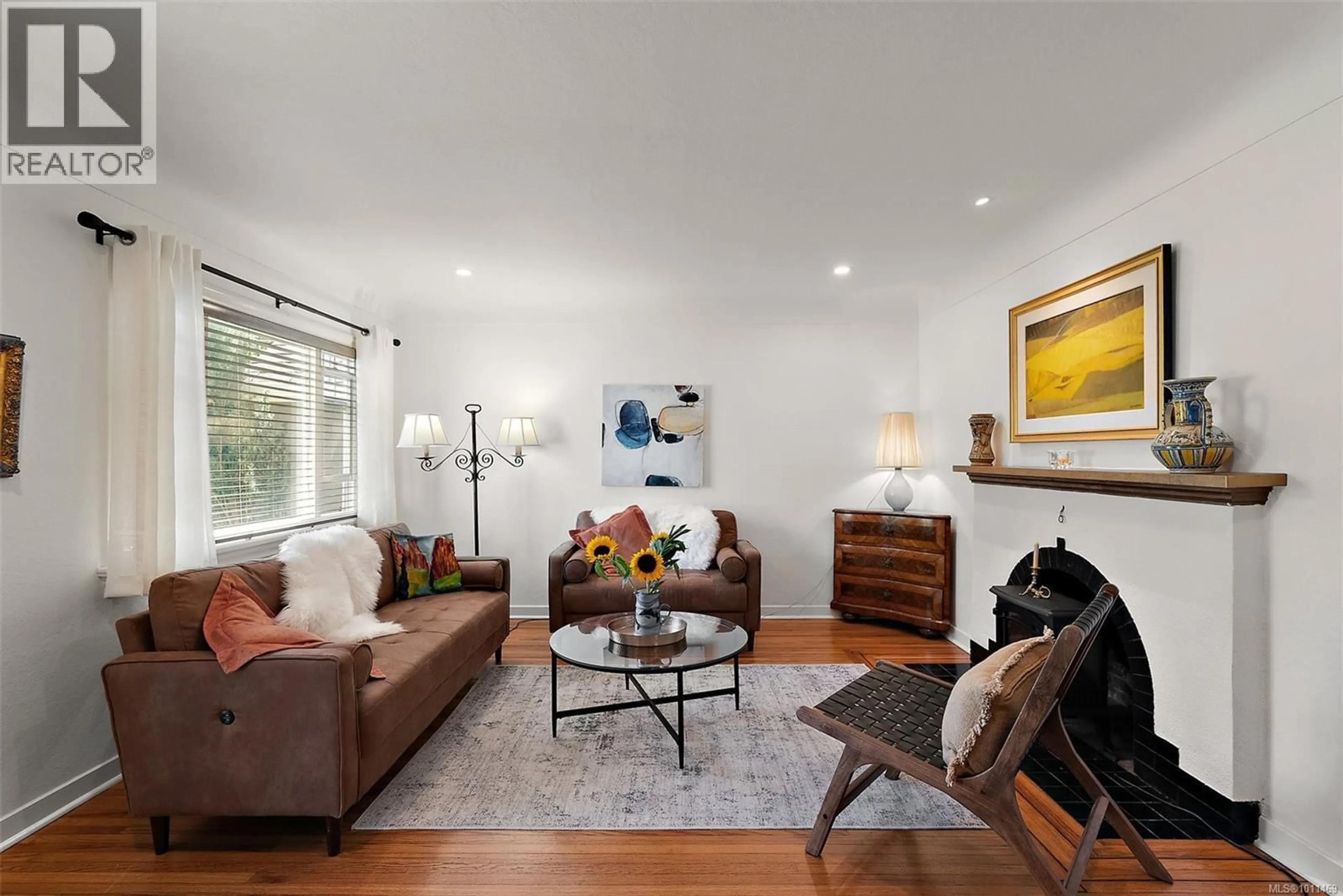 Living room with furniture, wood/laminate floor for 2510 EPWORTH STREET, Oak Bay British Columbia V8R5L1