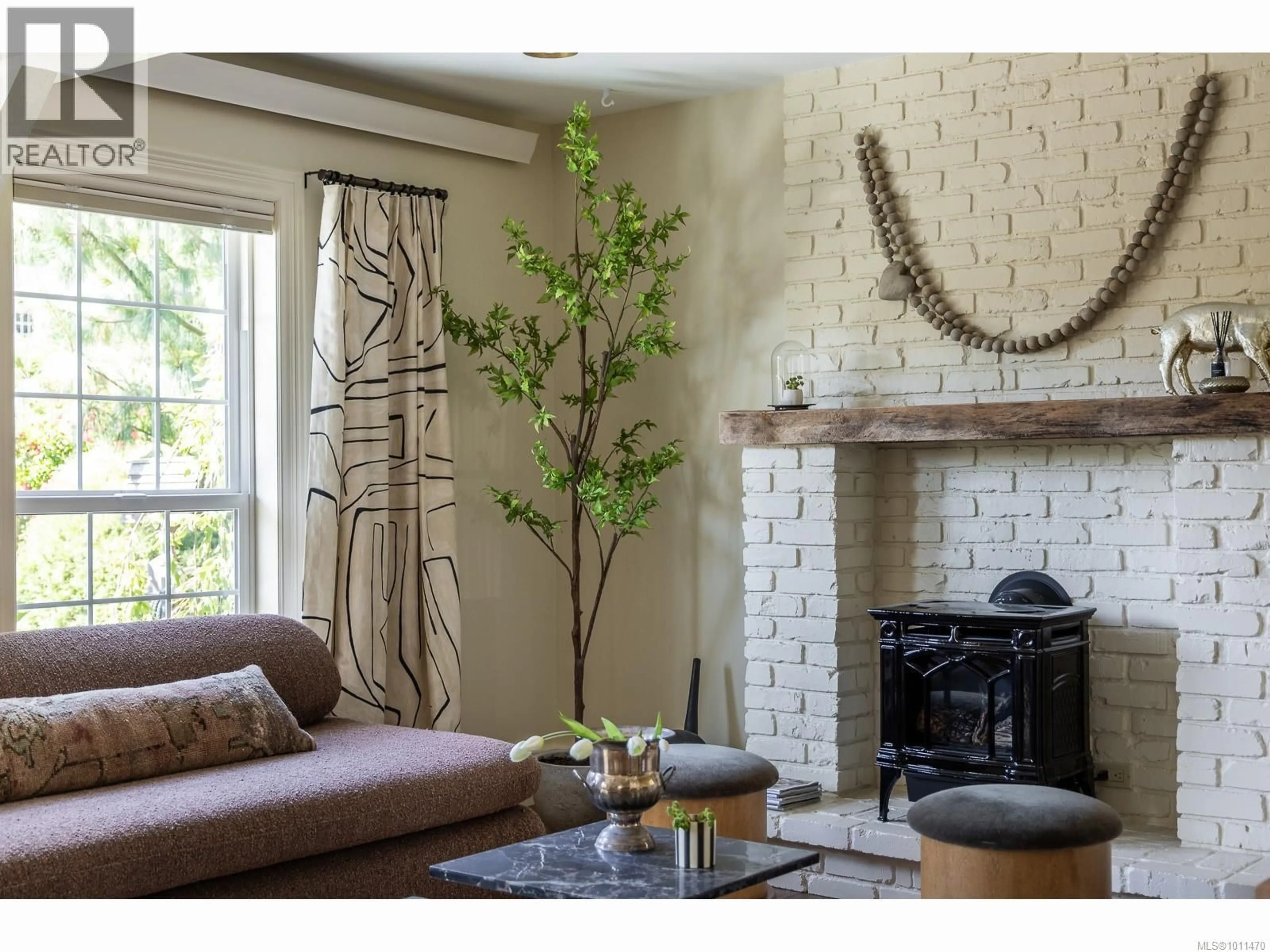 Living room with furniture, unknown for 227 FIFTH AVENUE WEST, Qualicum Beach British Columbia V9K1S2