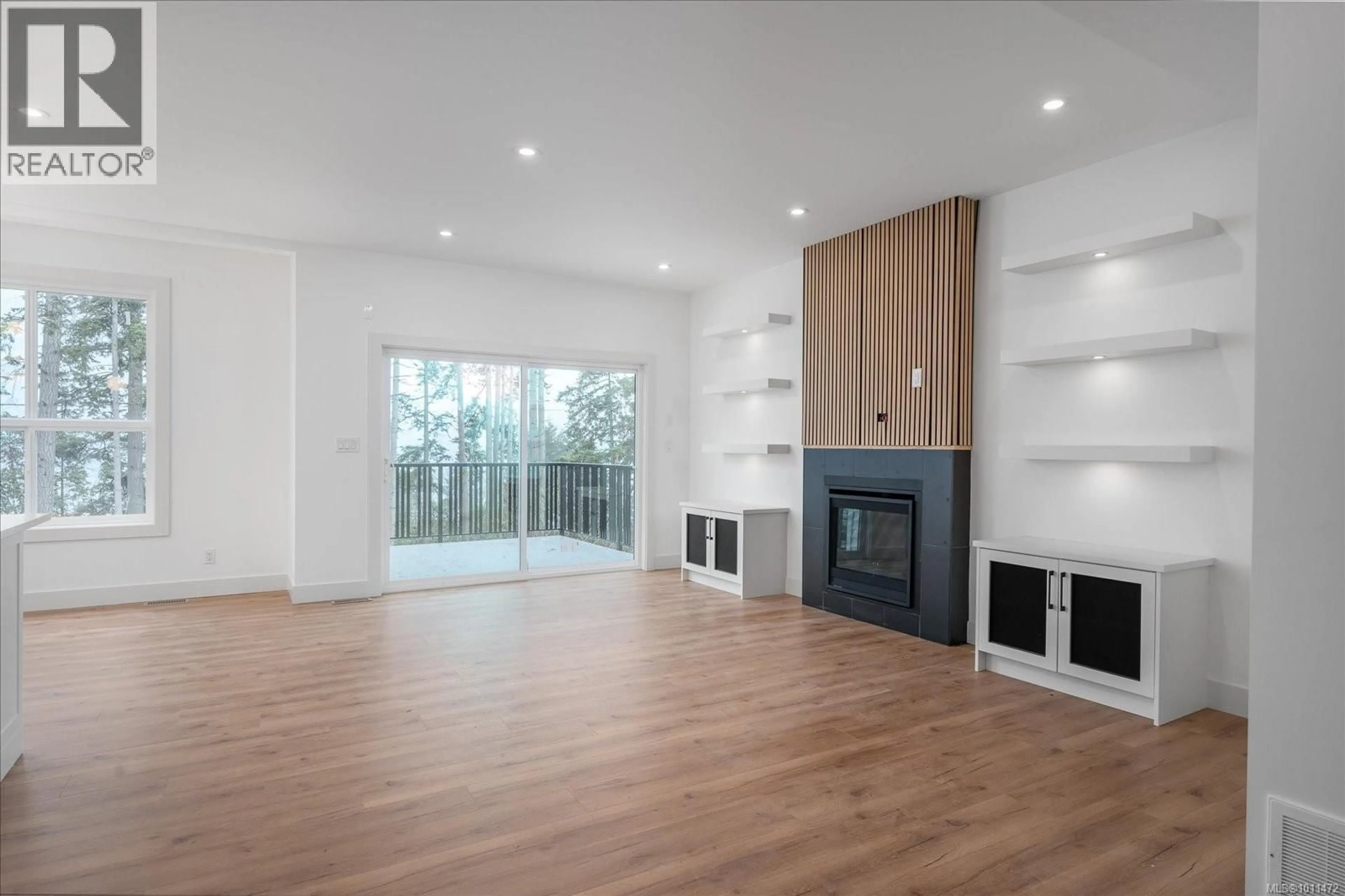 Living room with furniture, wood/laminate floor for 949 HARBOUR VIEW STREET, Nanaimo British Columbia V9R0K5