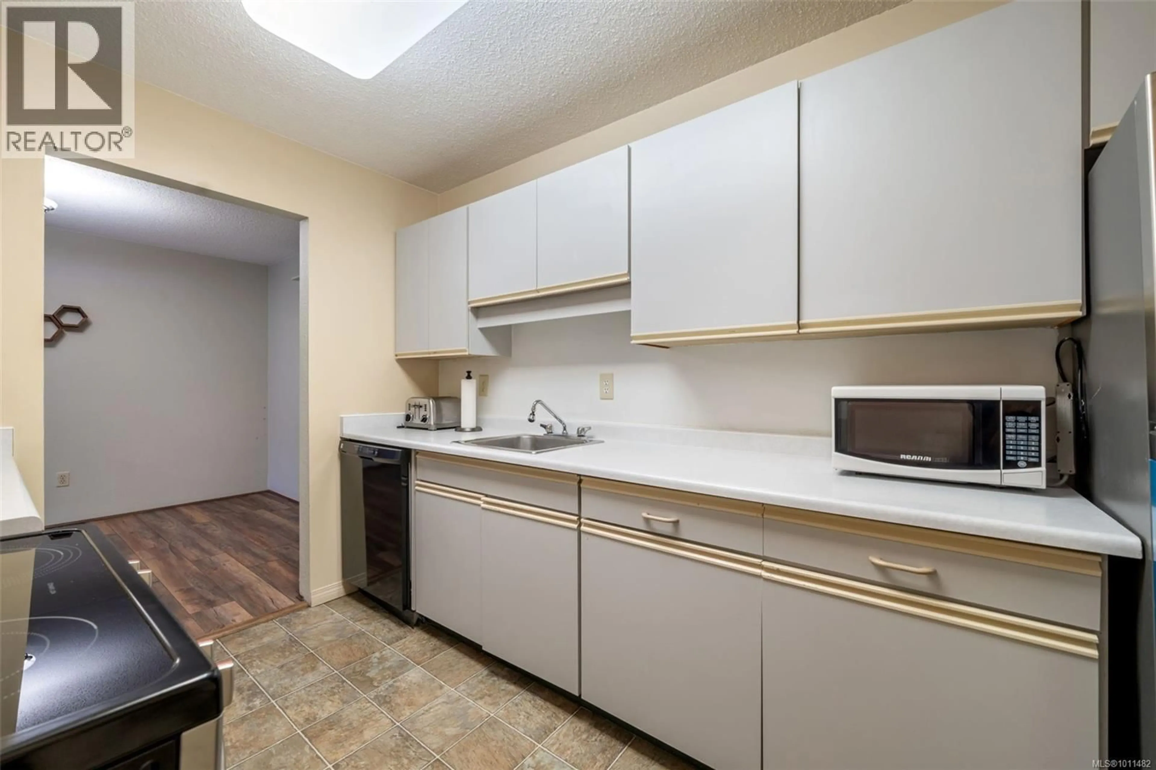 Standard kitchen, unknown for 319 - 1005 MCKENZIE AVENUE, Saanich British Columbia V8X4A9