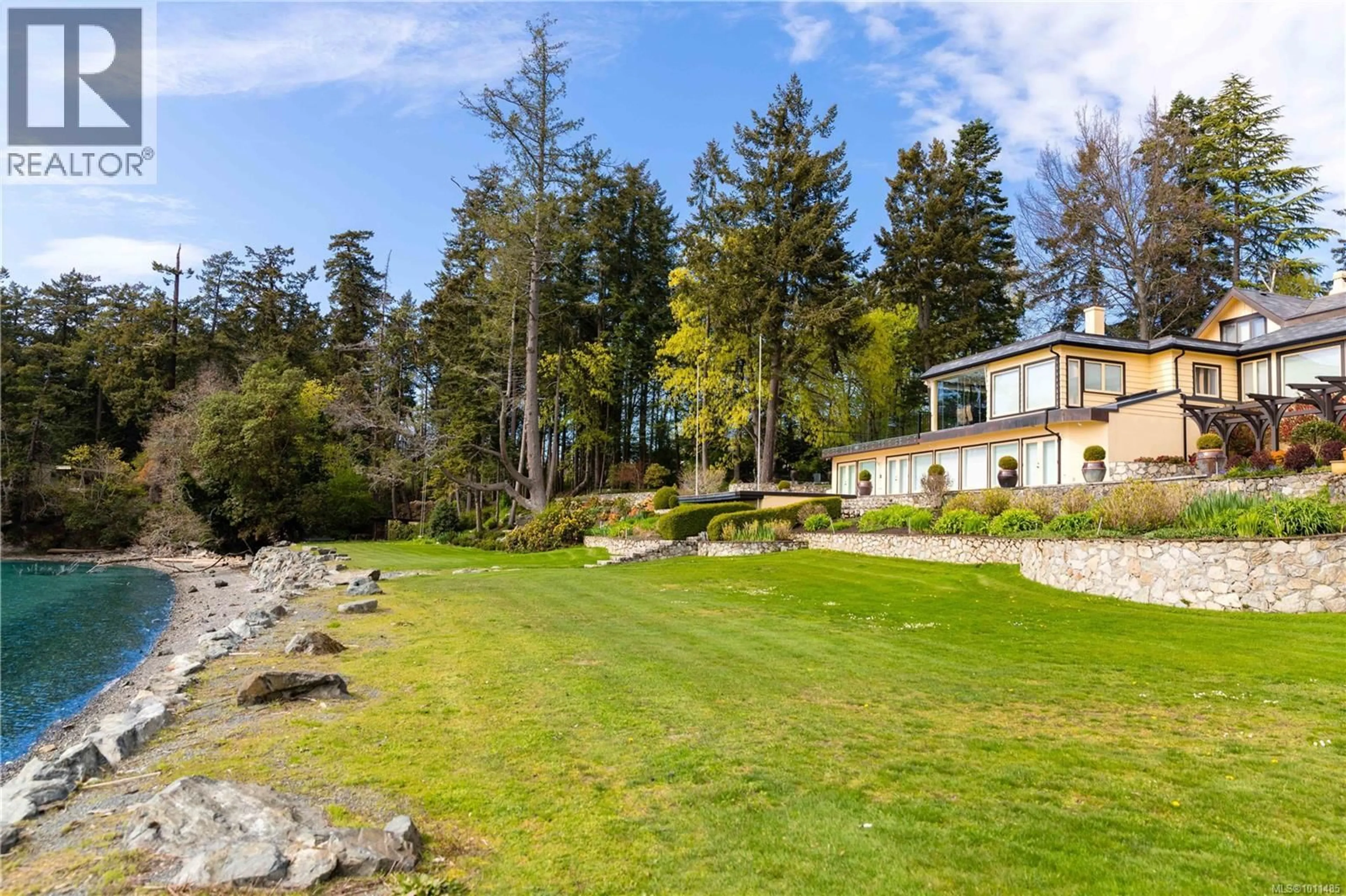 A pic from outside/outdoor area/front of a property/back of a property/a pic from drone, water/lake/river/ocean view for 605 TOWNER PARK ROAD, North Saanich British Columbia V8L5L7