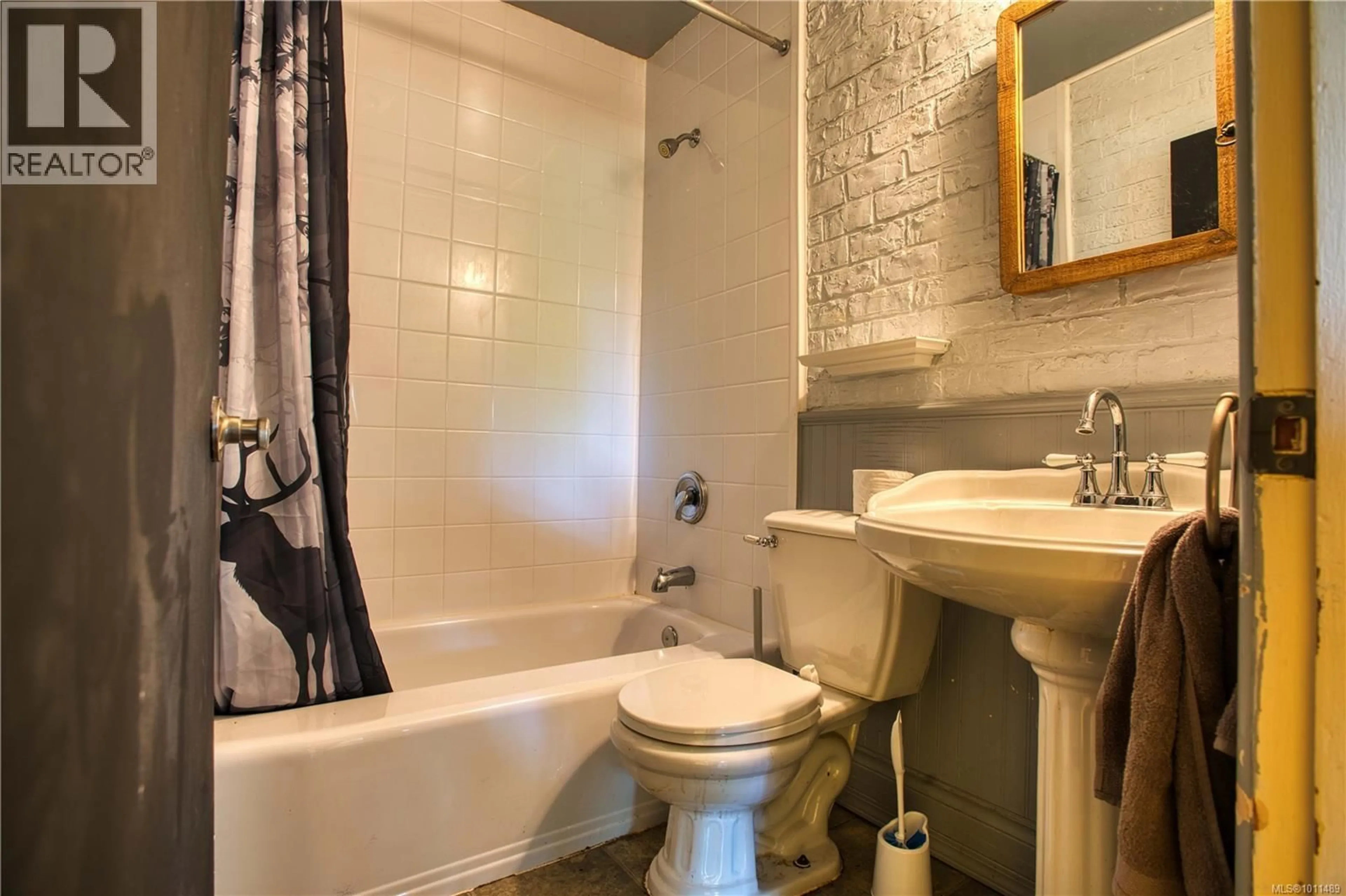 Standard bathroom, ceramic/tile floor for 1180 MACDONALD CRESCENT, Nanaimo British Columbia V9S2C2