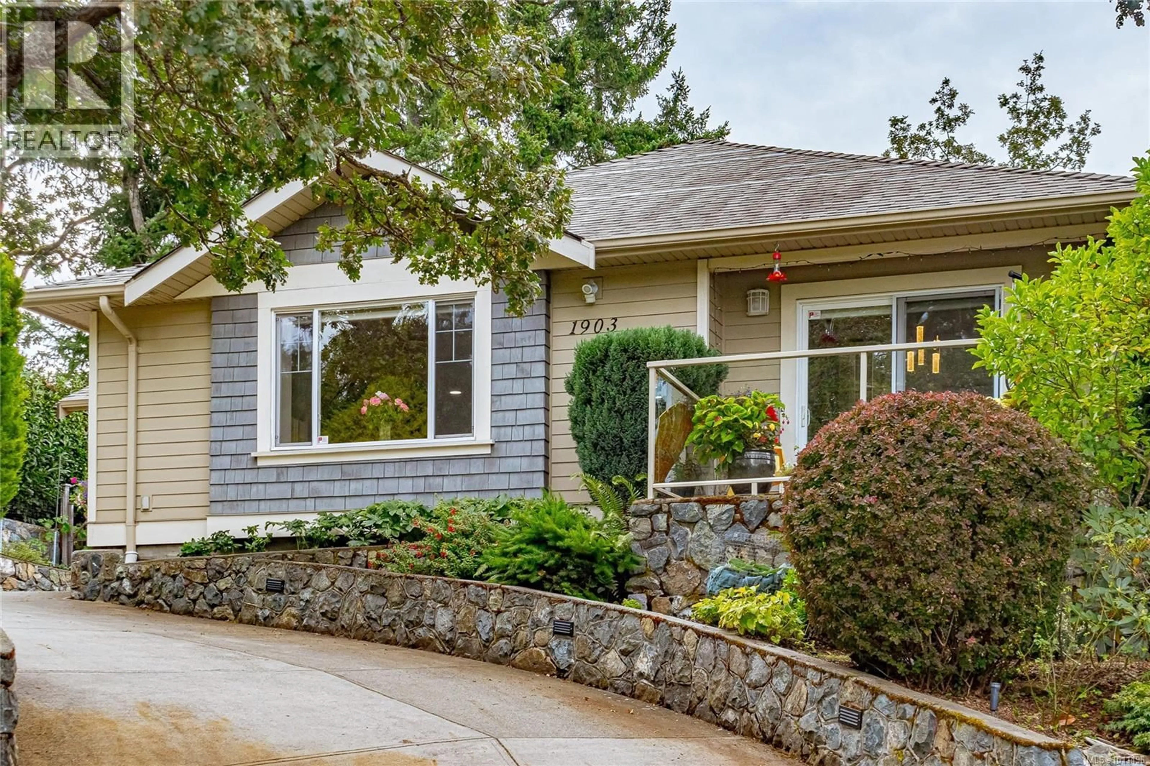 Home with vinyl exterior material, street for 1903 WOODLEY ROAD, Saanich British Columbia V8P1K4