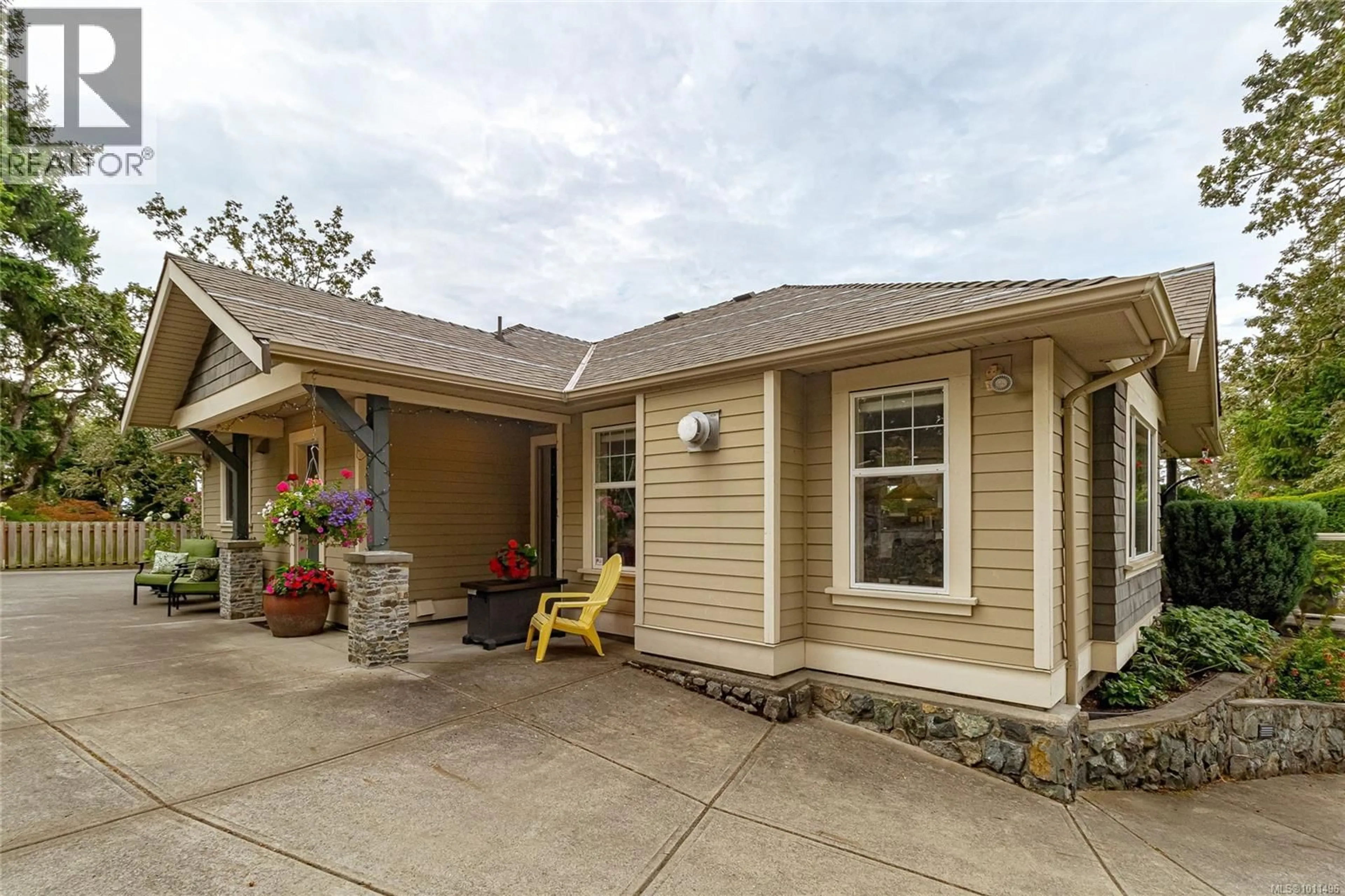 Home with vinyl exterior material, street for 1903 WOODLEY ROAD, Saanich British Columbia V8P1K4