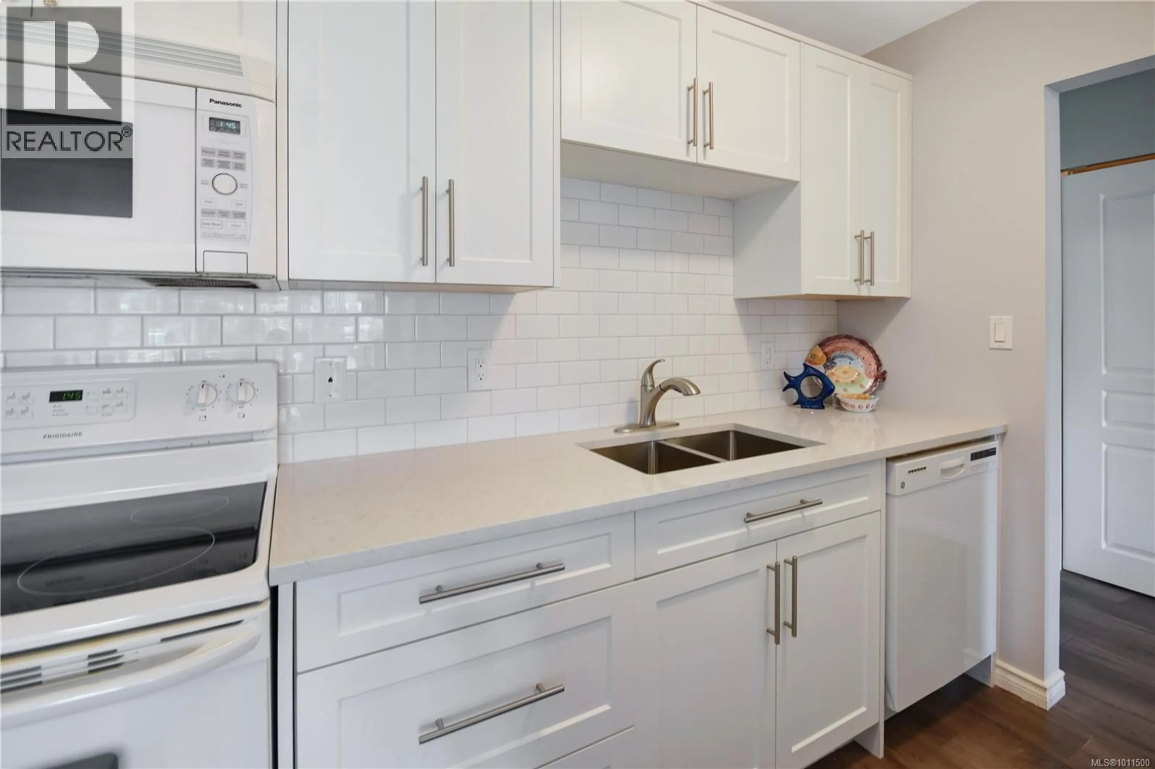 Standard kitchen, ceramic/tile floor for 320 - 2815 DEPARTURE BAY ROAD, Nanaimo British Columbia V9S5P4