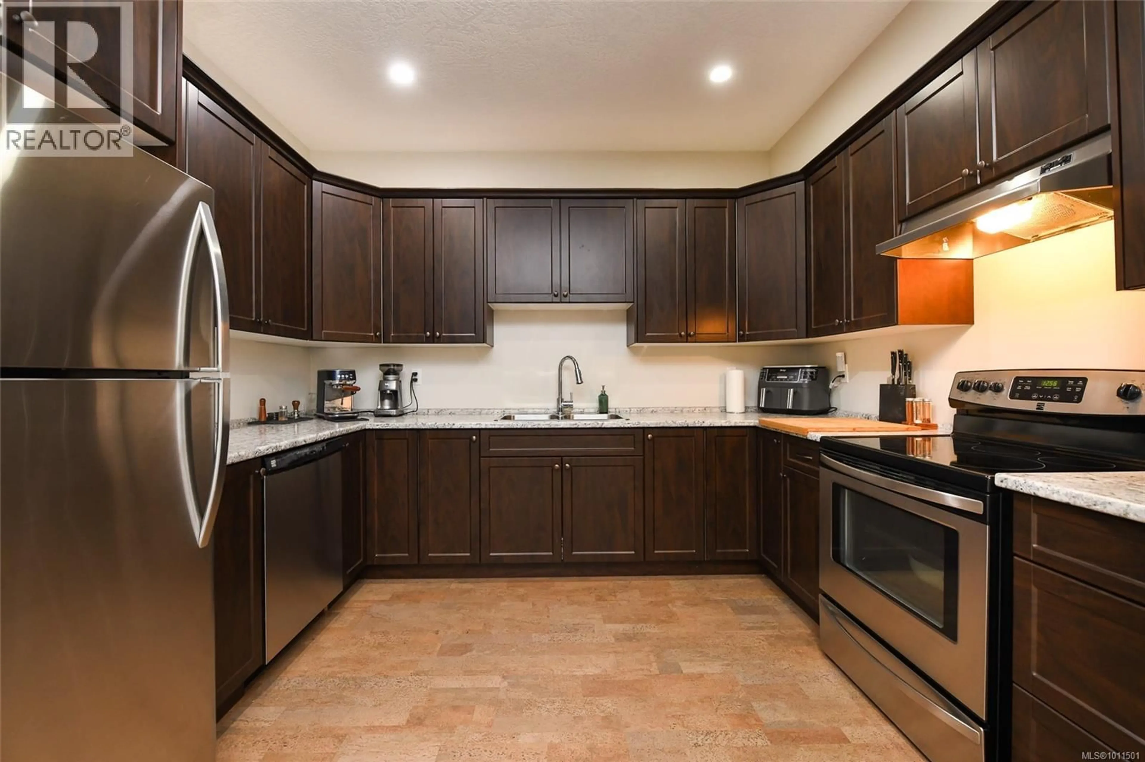 Standard kitchen, ceramic/tile floor for 124 - 1577 DINGWALL ROAD, Courtenay British Columbia V9N3S8