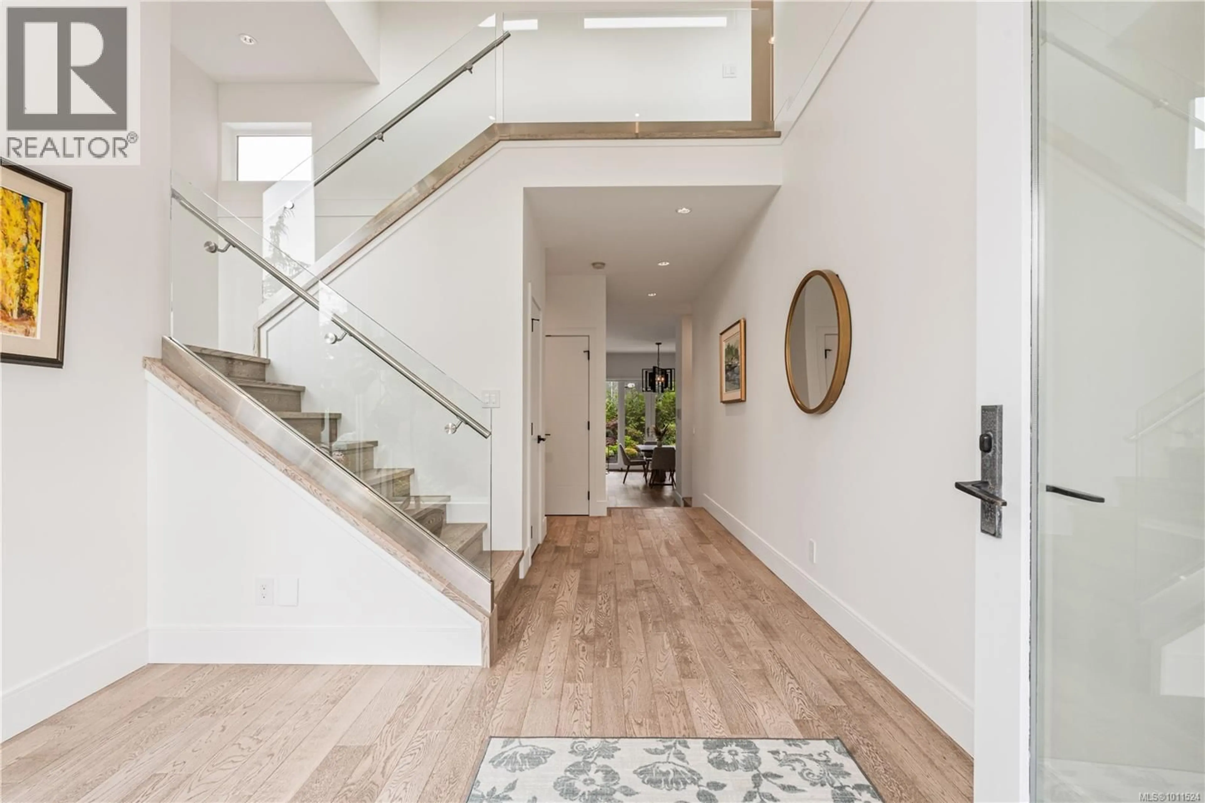 Indoor entryway for 52 MAQUINNA STREET, Oak Bay British Columbia V8S2J4