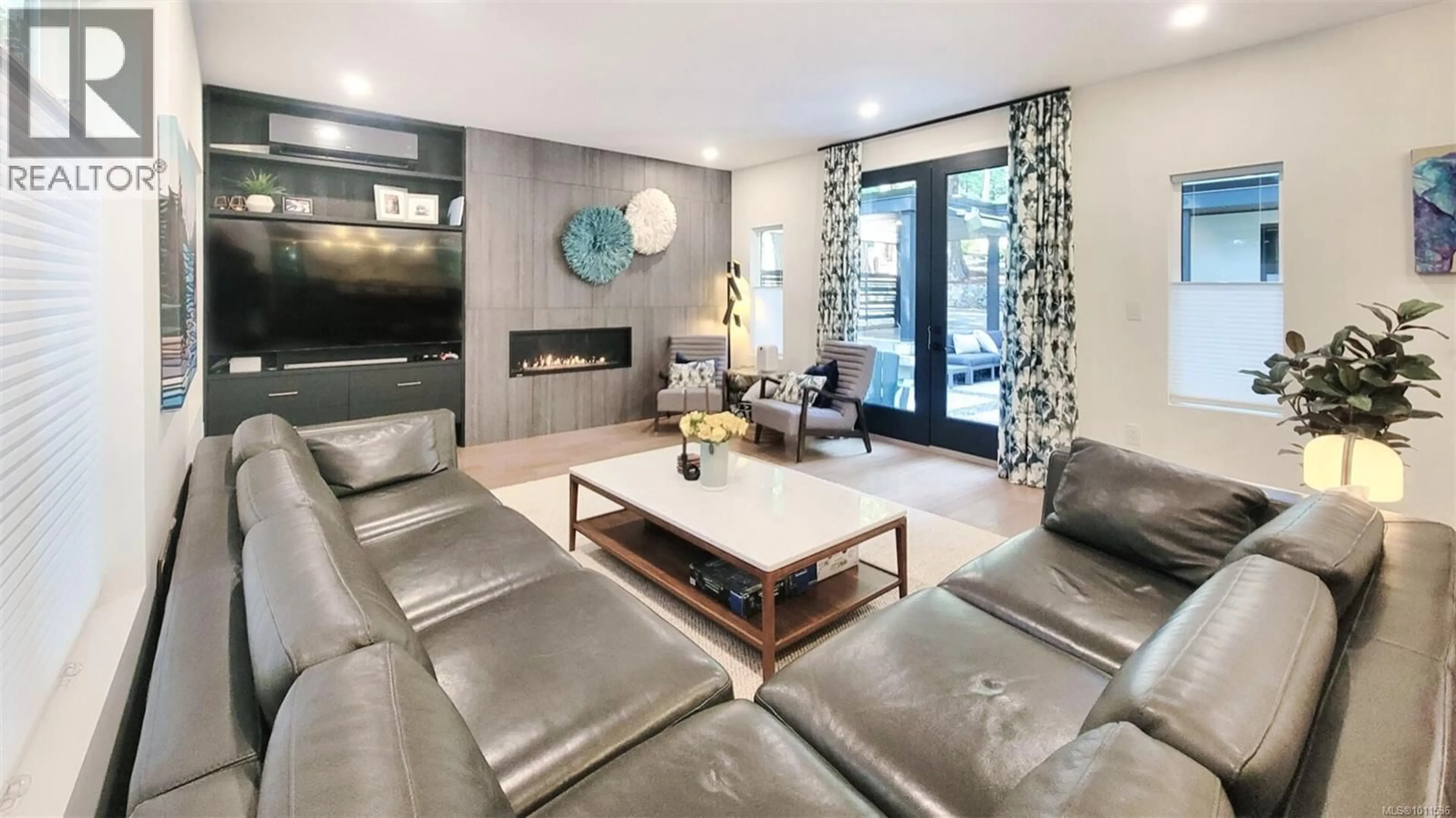 Living room with furniture, unknown for 4657 AMBLEWOOD DRIVE, Saanich British Columbia V8Y1C1