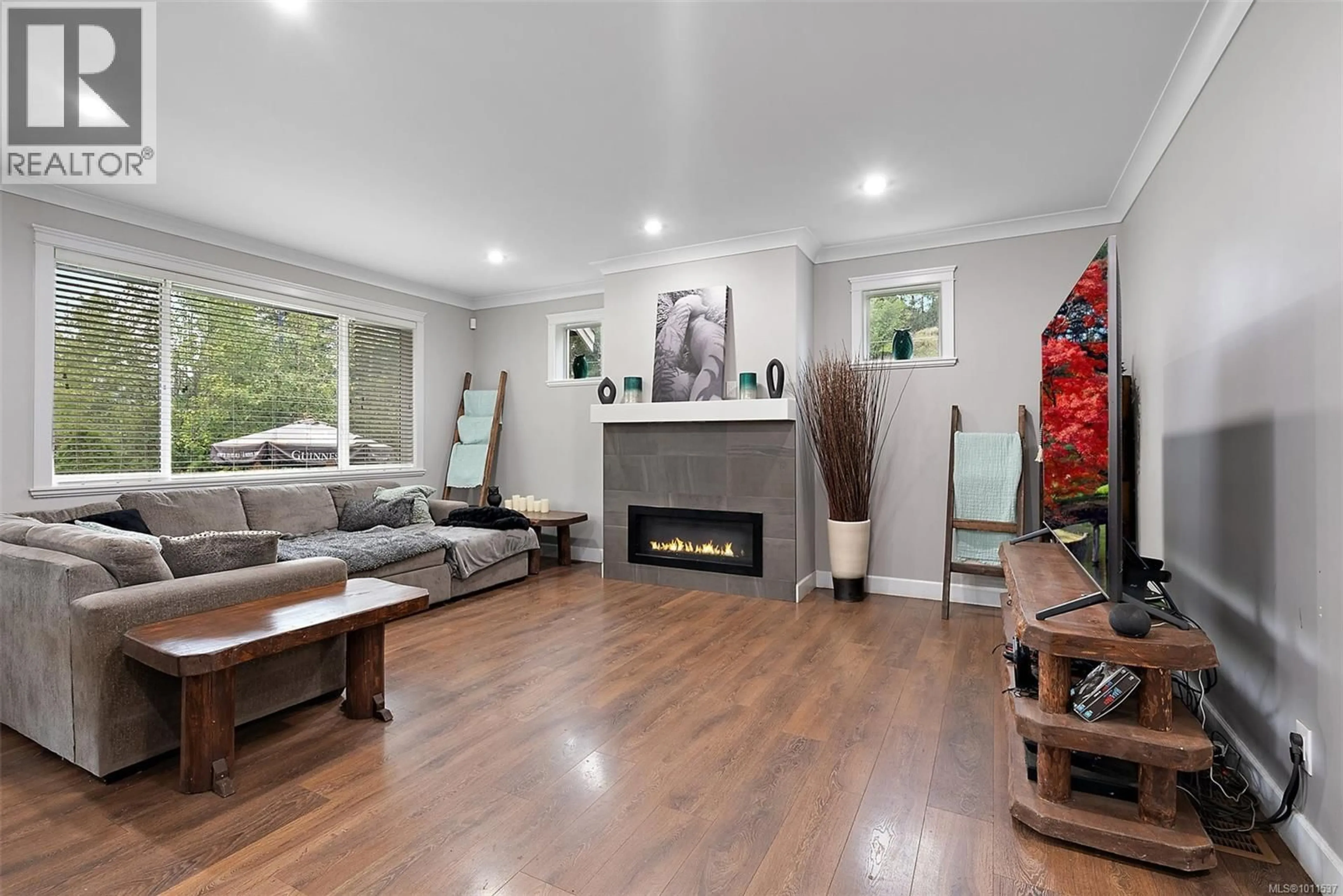 Living room with furniture, wood/laminate floor for 3550 PRITCHARD CREEK ROAD, Langford British Columbia V9C0L1