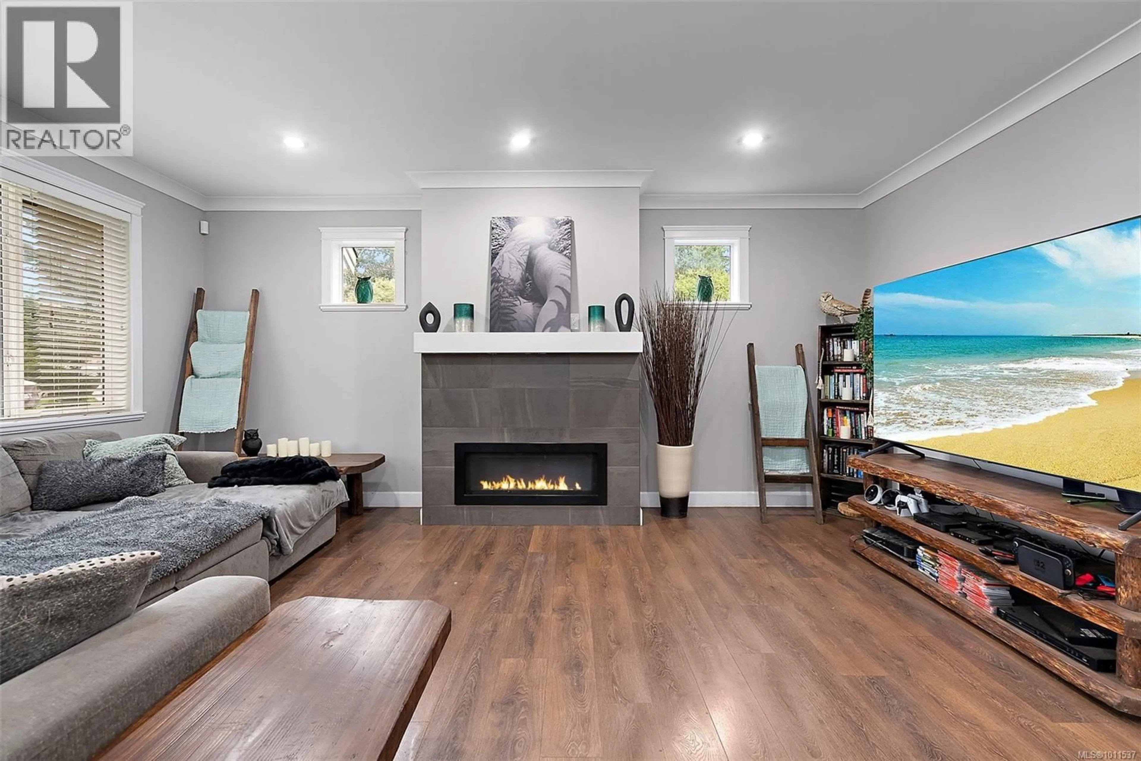 Living room with furniture, wood/laminate floor for 3550 PRITCHARD CREEK ROAD, Langford British Columbia V9C0L1