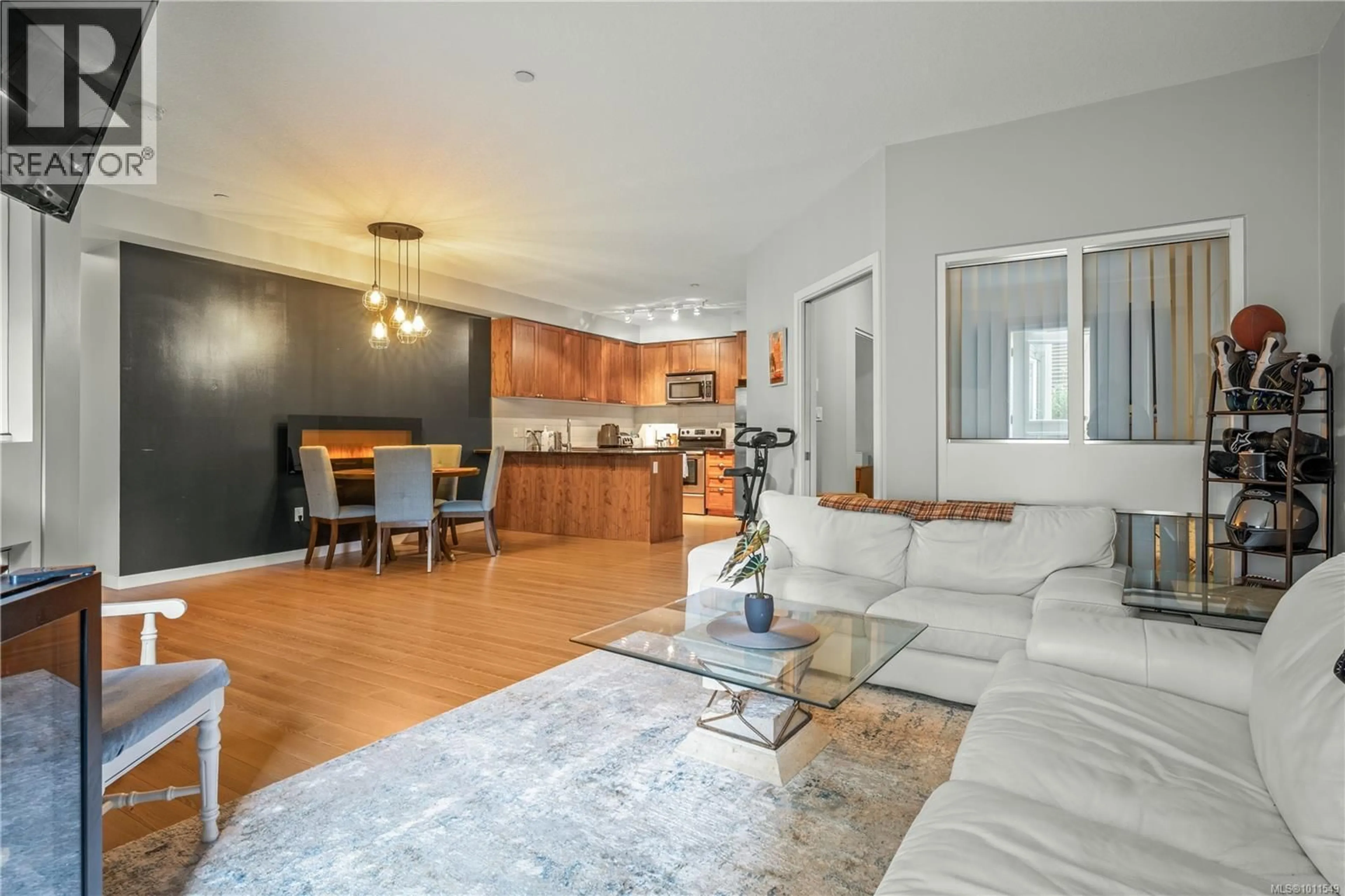 Living room with furniture, unknown for 215 - 99 CHAPEL STREET, Nanaimo British Columbia V9R5H3