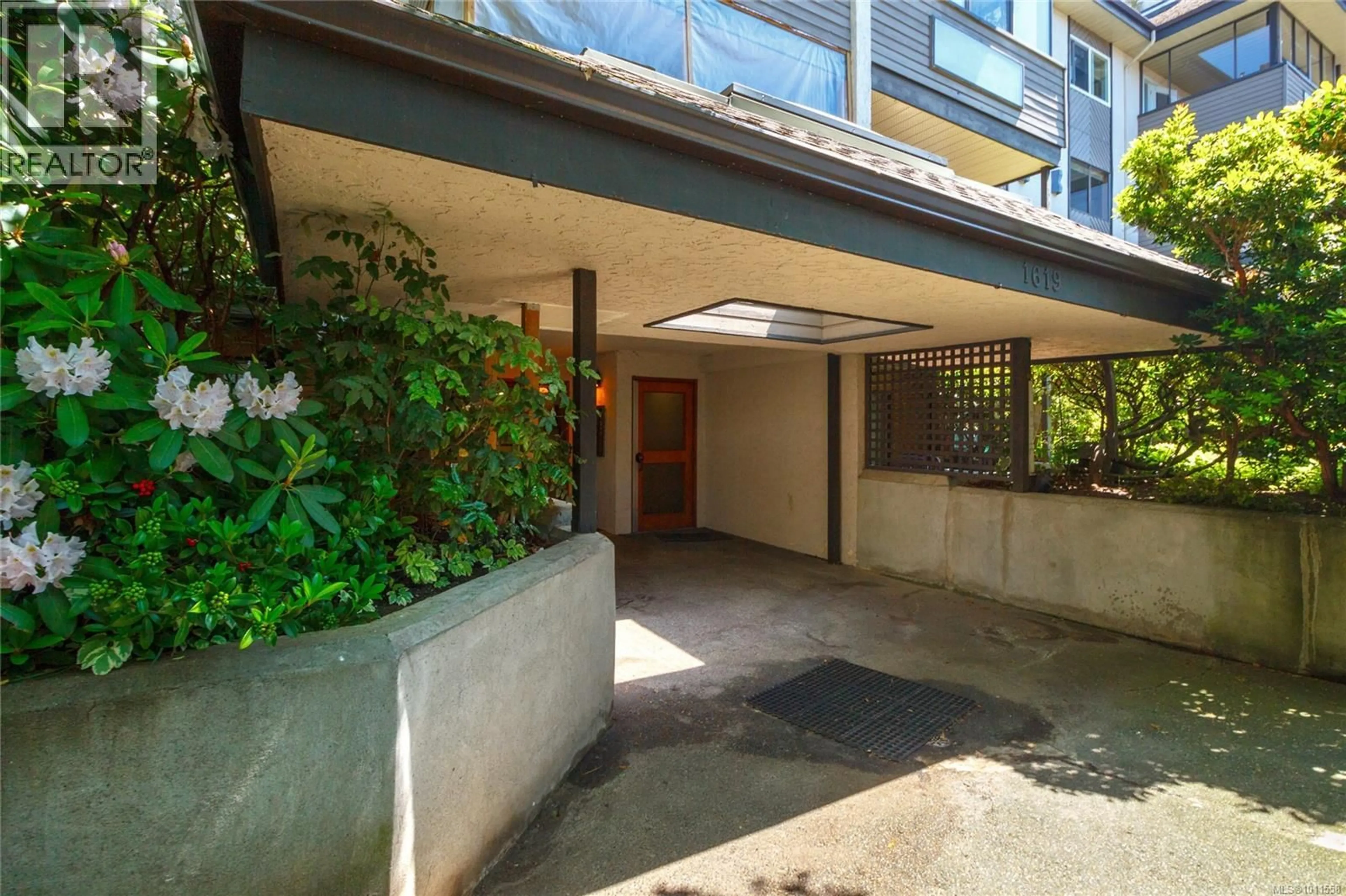 Indoor foyer for 103 - 1619 MORRISON STREET, Victoria British Columbia V8R6R8