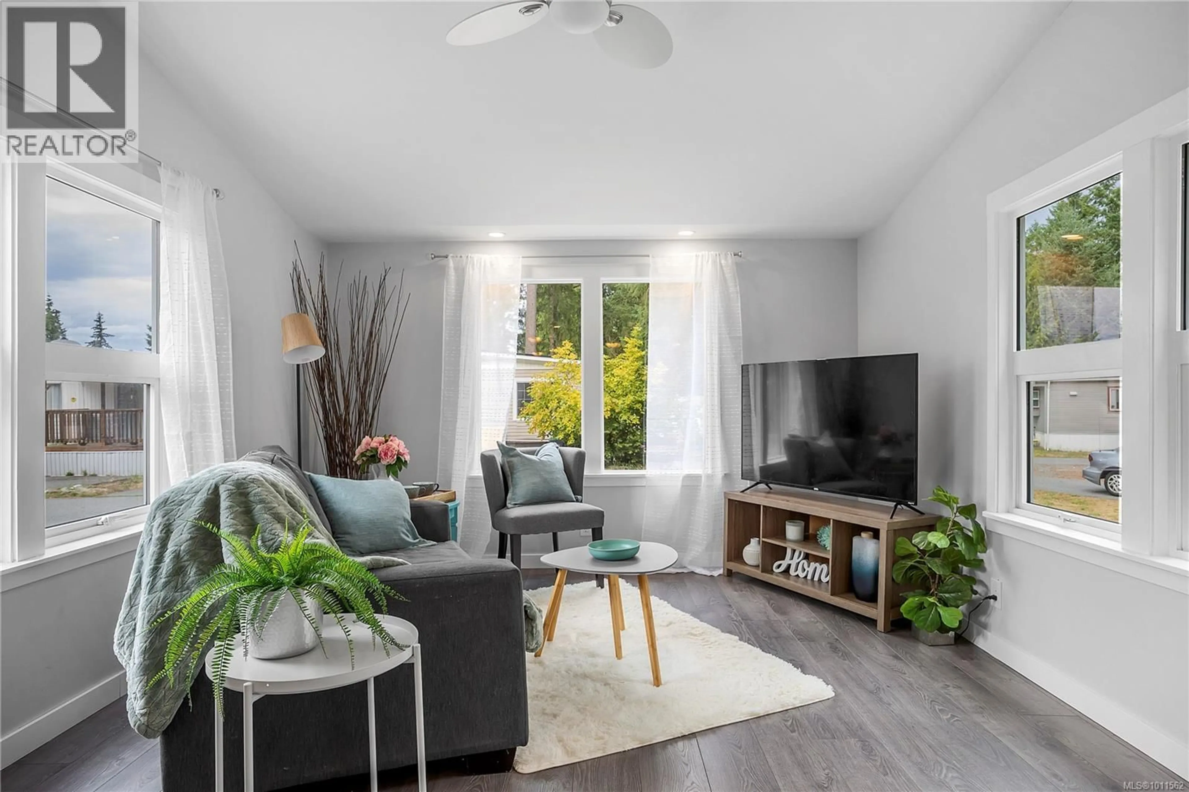 Living room with furniture, wood/laminate floor for 15 - 3449 HALLBERG ROAD, Nanaimo British Columbia V9G1L2