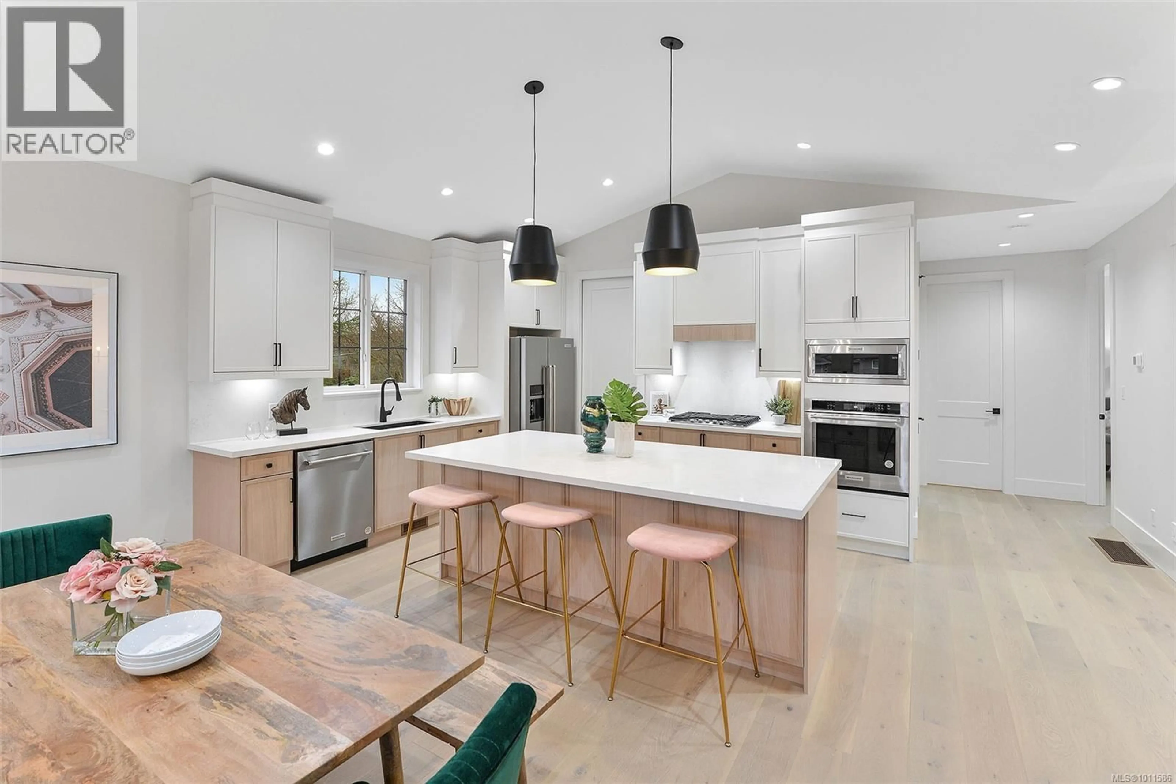Open concept kitchen, unknown for 1813 FELTHAM ROAD, Saanich British Columbia V8N2A4