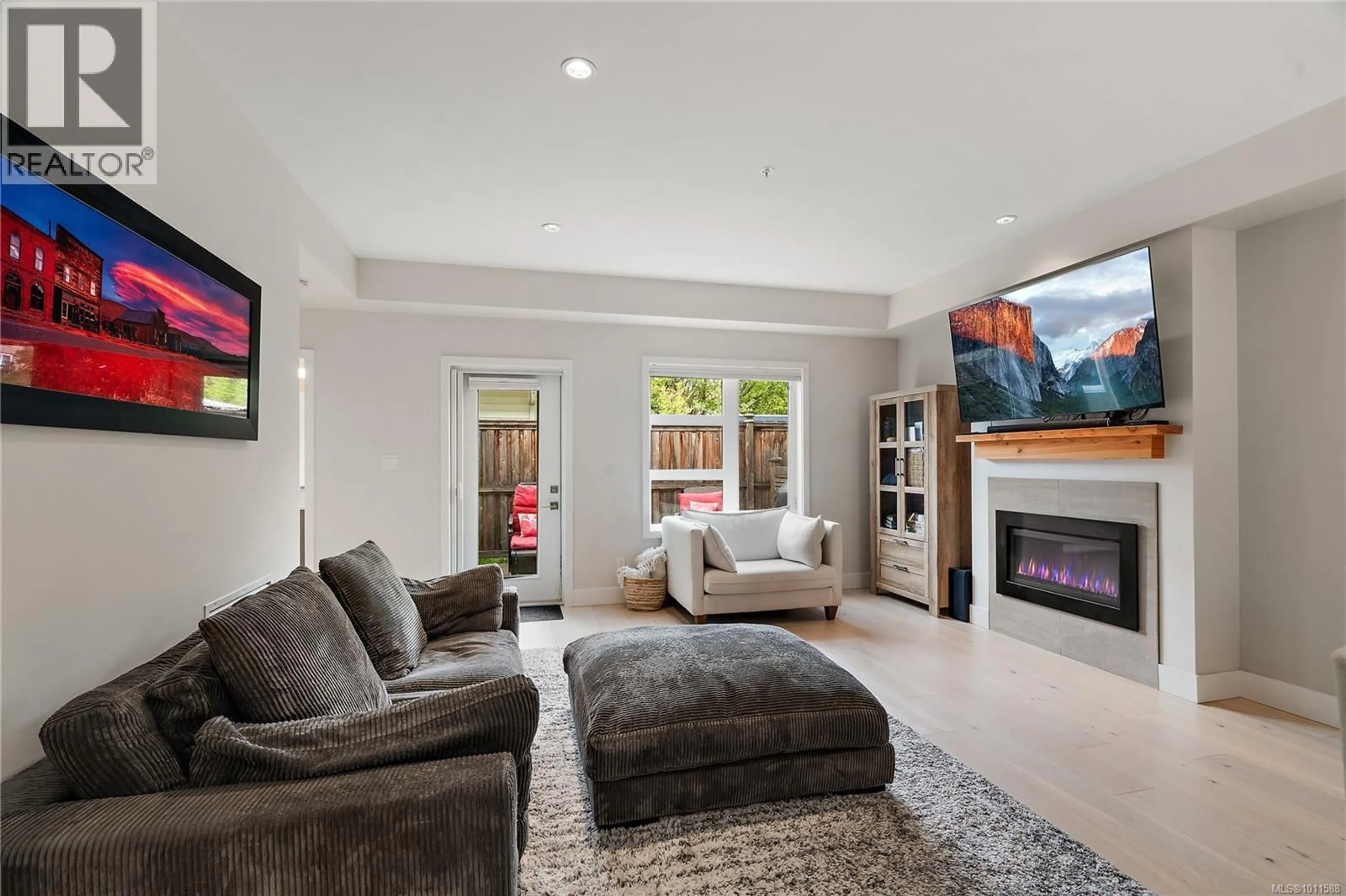 Living room with furniture, unknown for 13 - 9889 SEVENTH STREET, Sidney British Columbia V8L2V8