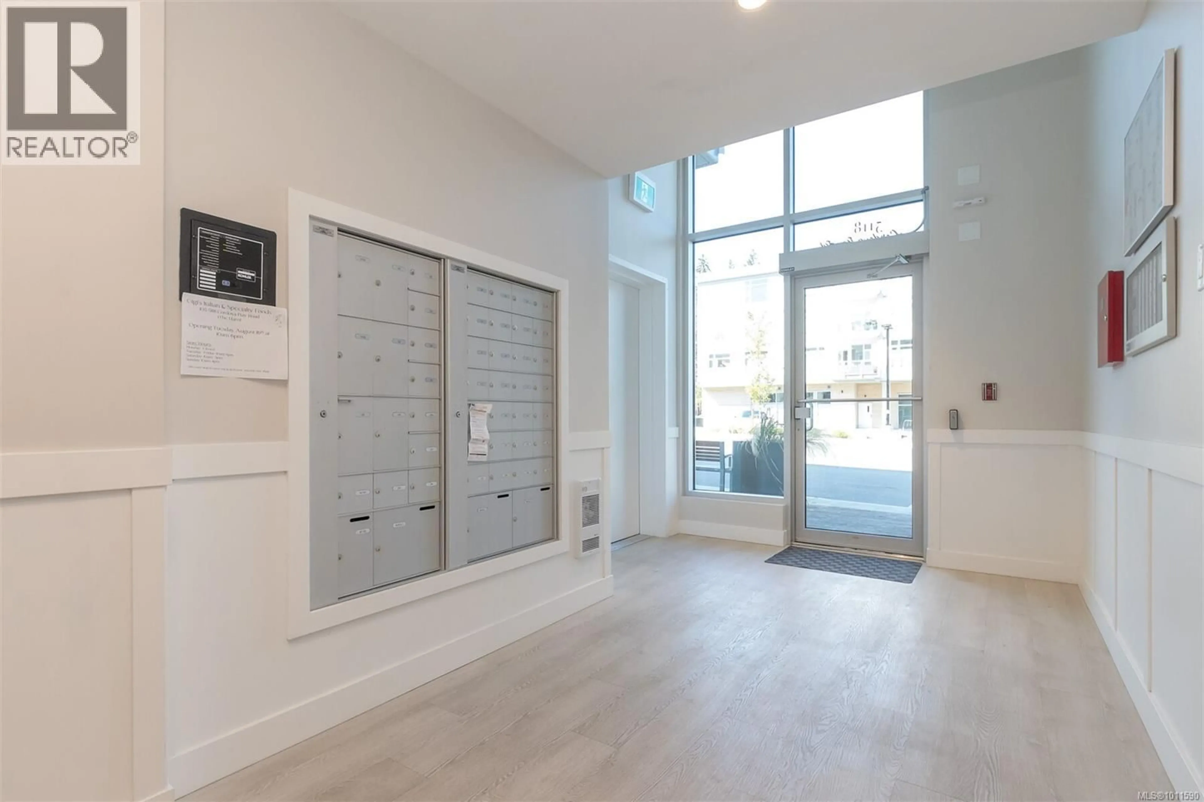 Indoor foyer for 406 - 5118 CORDOVA BAY ROAD, Saanich British Columbia V8Y2K5