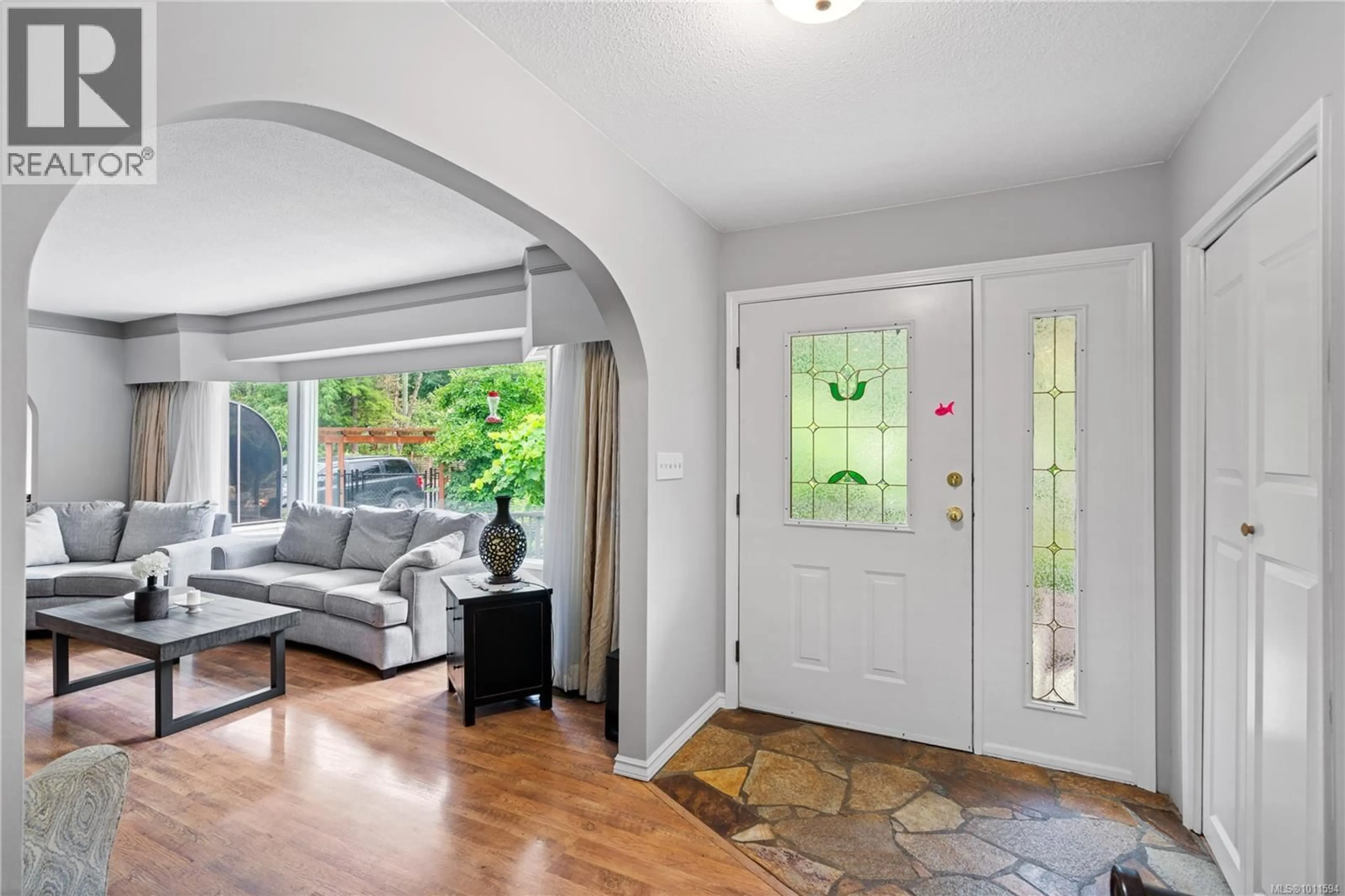 Indoor entryway for 714 BRADLEY DYNE ROAD, North Saanich British Columbia V8L5G9