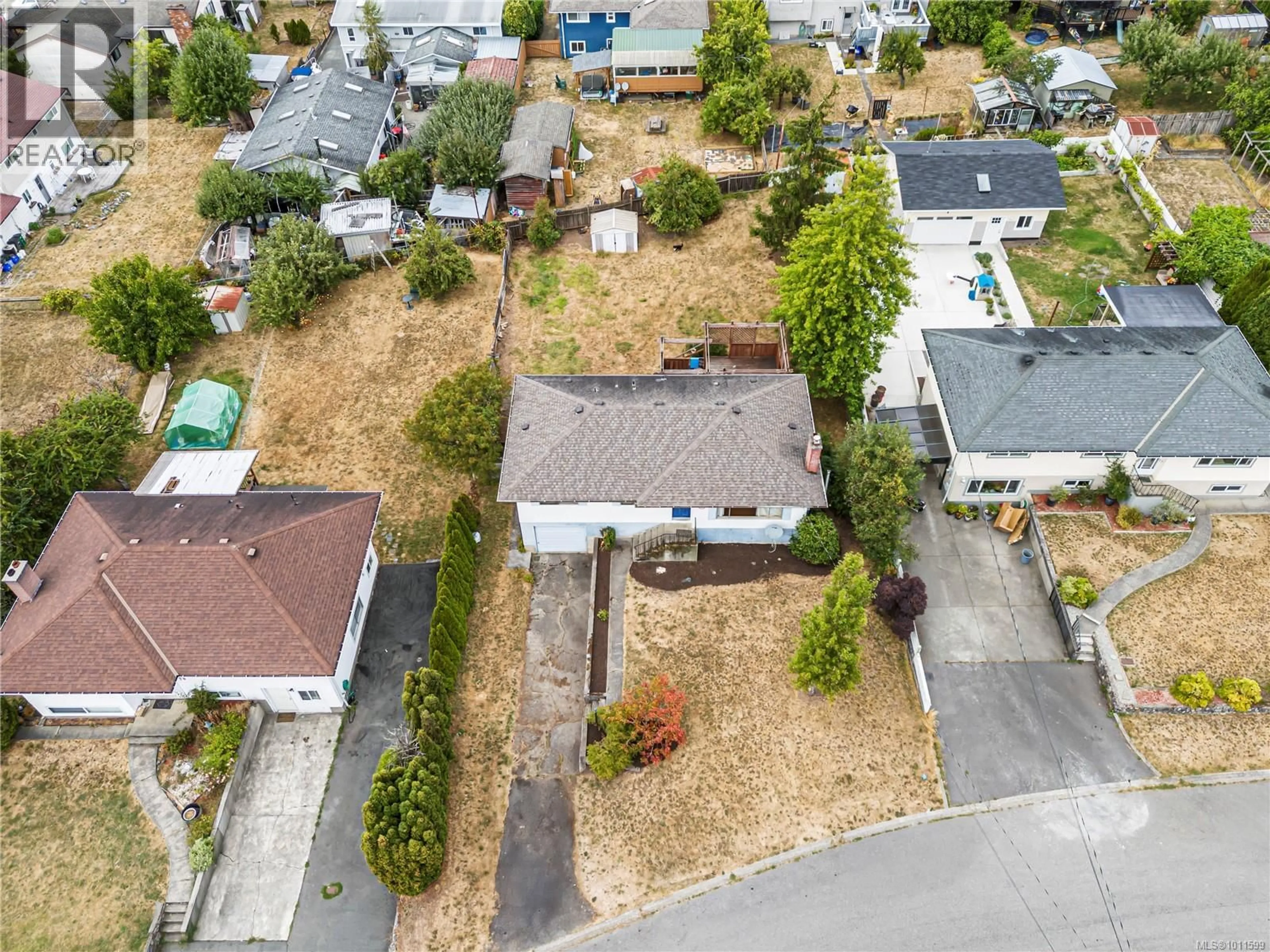 A pic from outside/outdoor area/front of a property/back of a property/a pic from drone, street for 728 GENEVIEVE ROAD, Saanich British Columbia V8X3R5