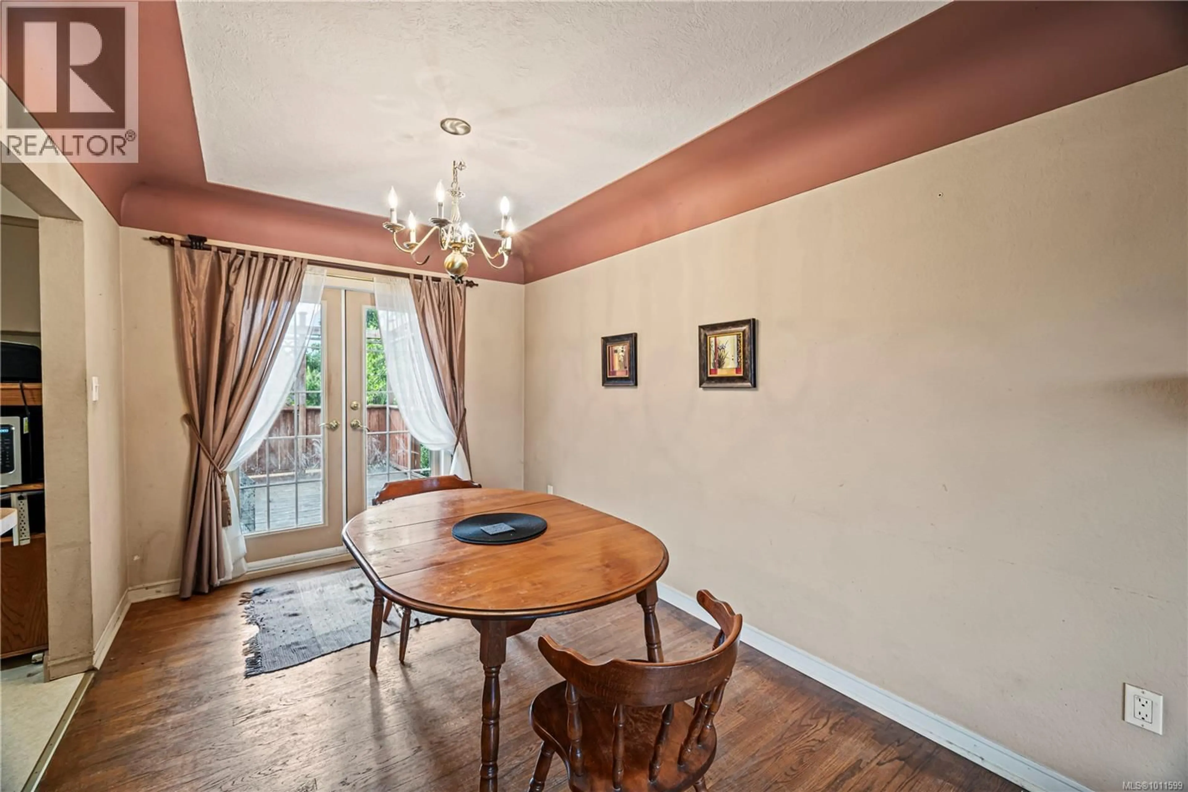 Dining room, wood/laminate floor for 728 GENEVIEVE ROAD, Saanich British Columbia V8X3R5