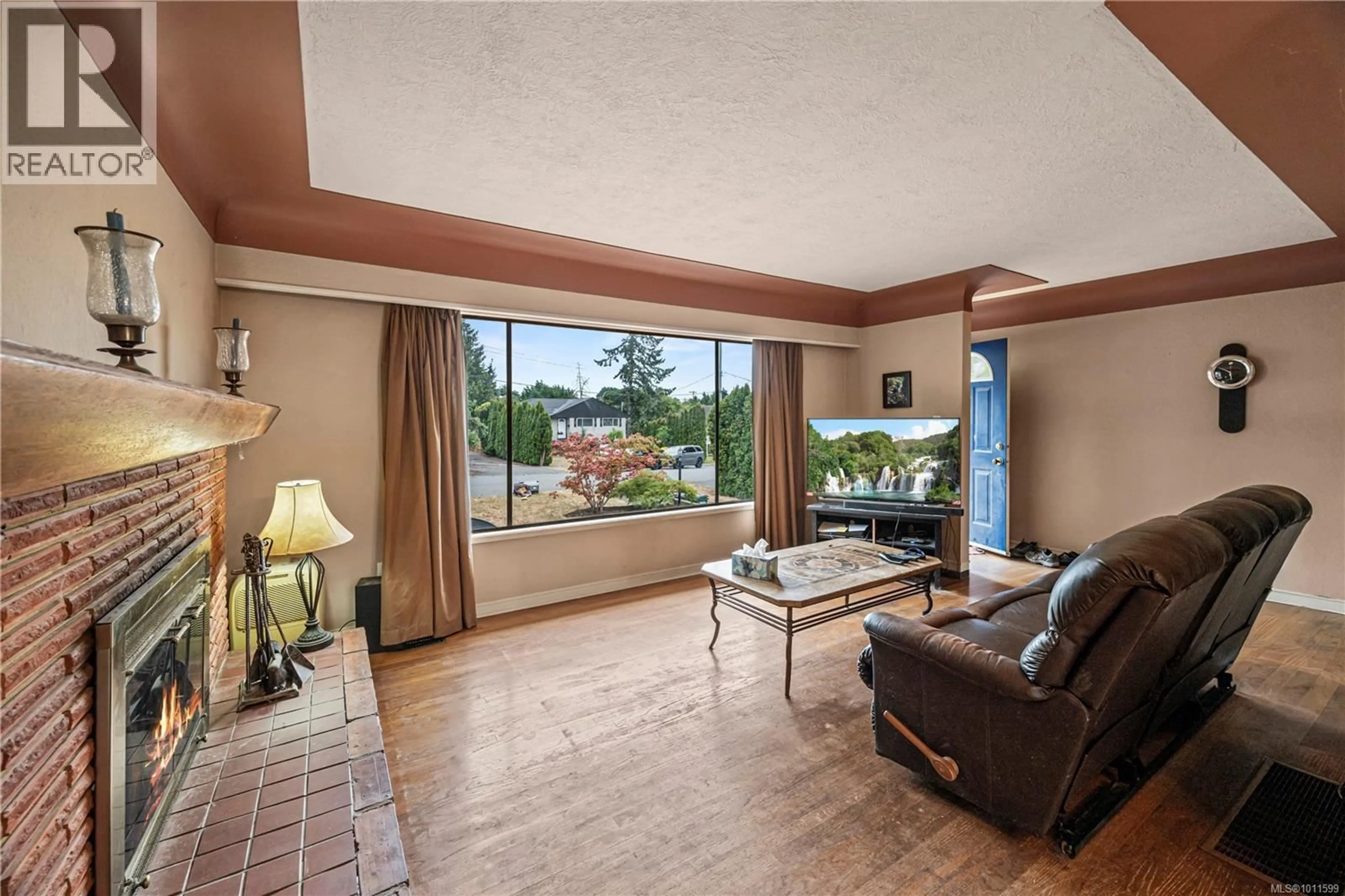 Living room with furniture, ceramic/tile floor for 728 GENEVIEVE ROAD, Saanich British Columbia V8X3R5