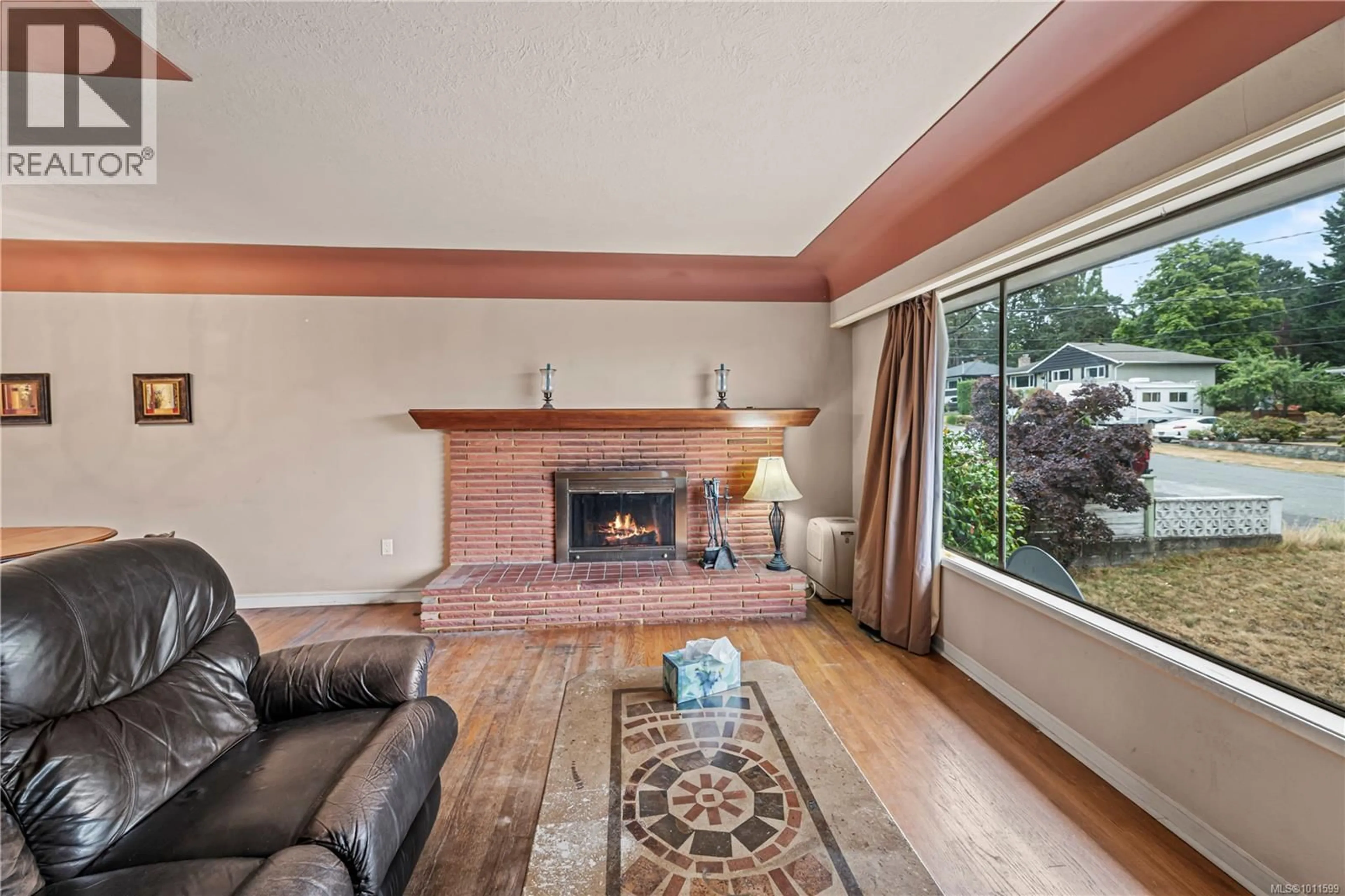 Living room with furniture, unknown for 728 GENEVIEVE ROAD, Saanich British Columbia V8X3R5