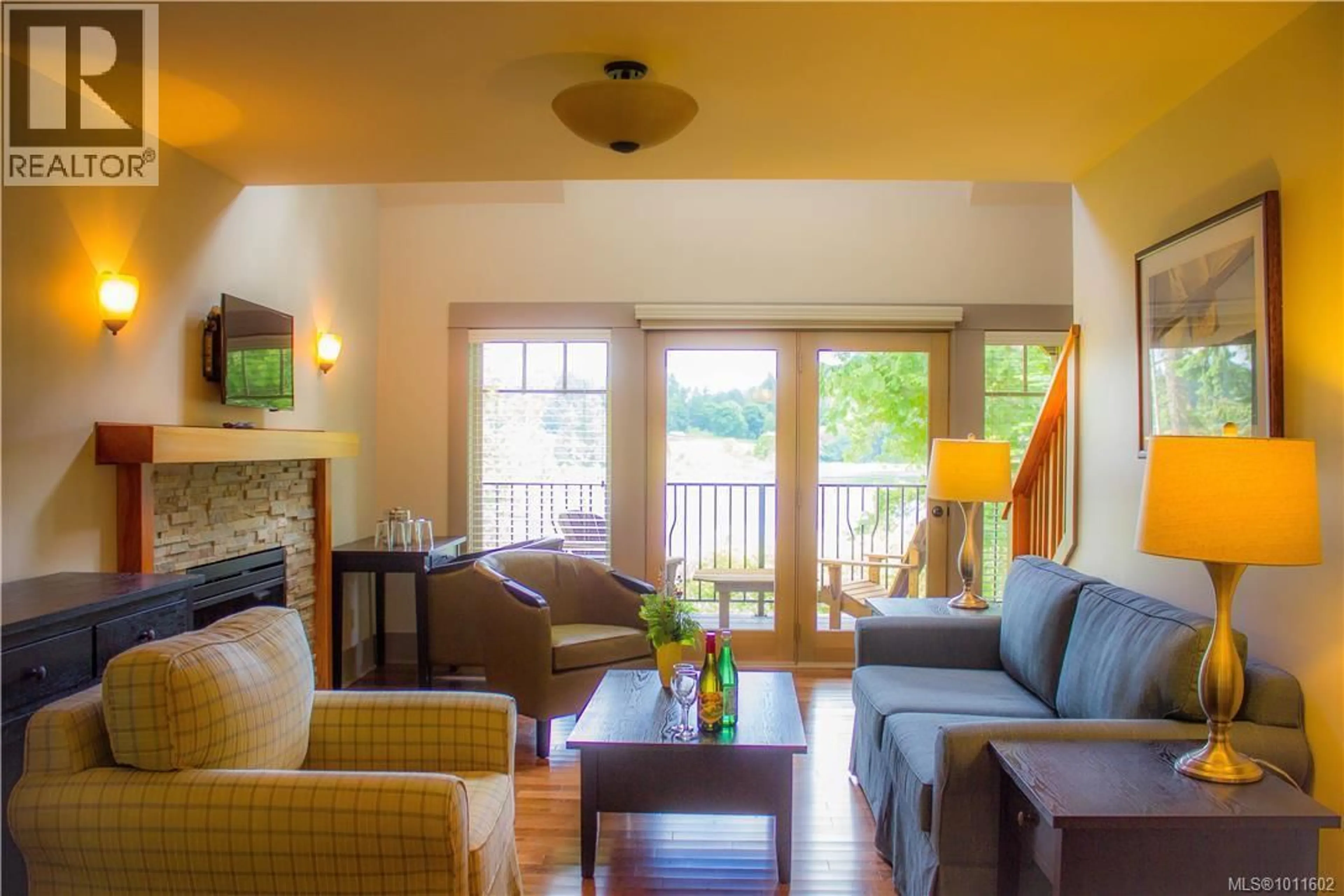 Living room with furniture, wood/laminate floor for 9 - 315 ROBINSON ROAD, Salt Spring British Columbia V8K1P7