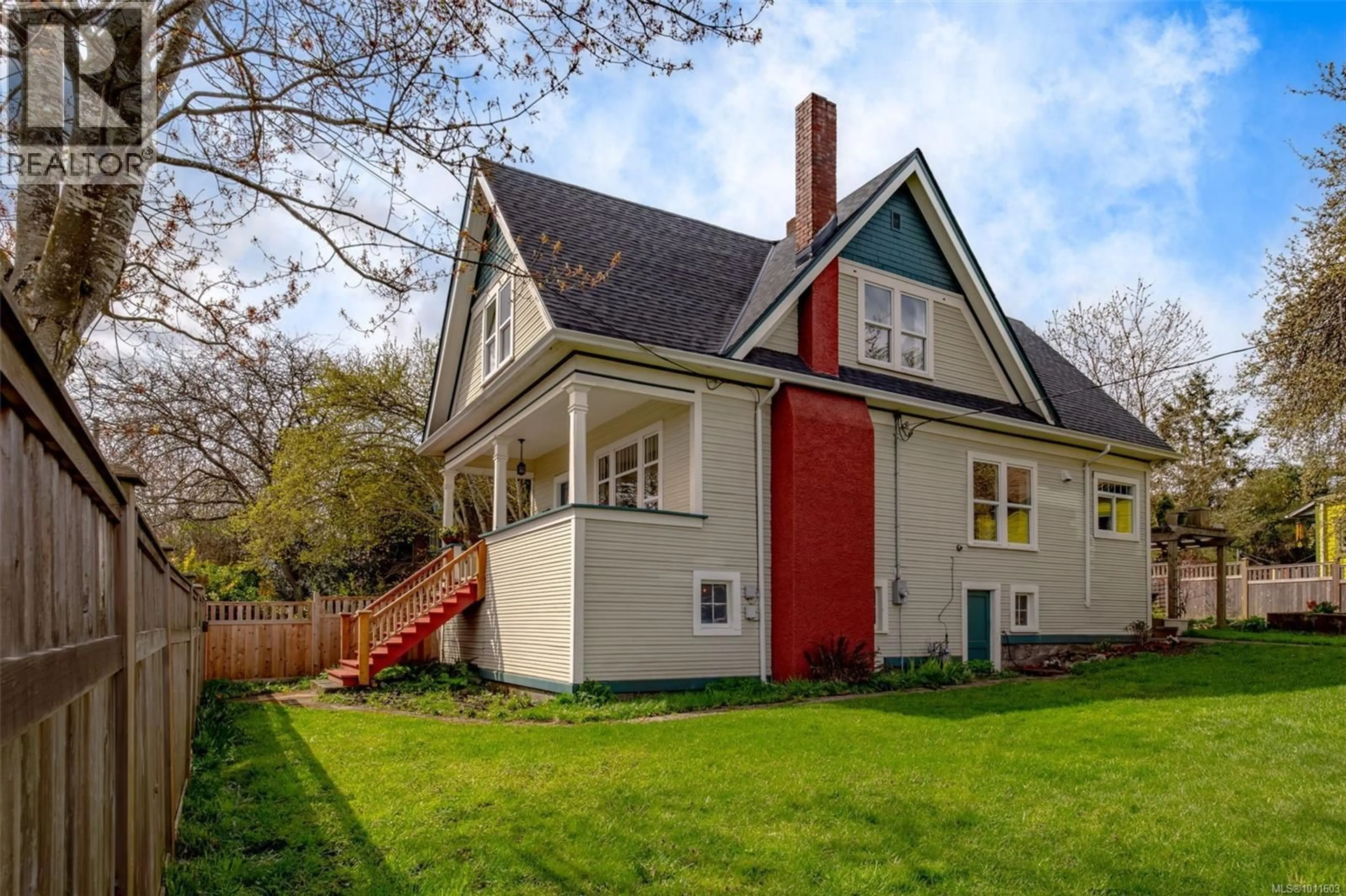 Home with vinyl exterior material, street for 302 VICTORIA ROAD, Nanaimo British Columbia V9R4P9