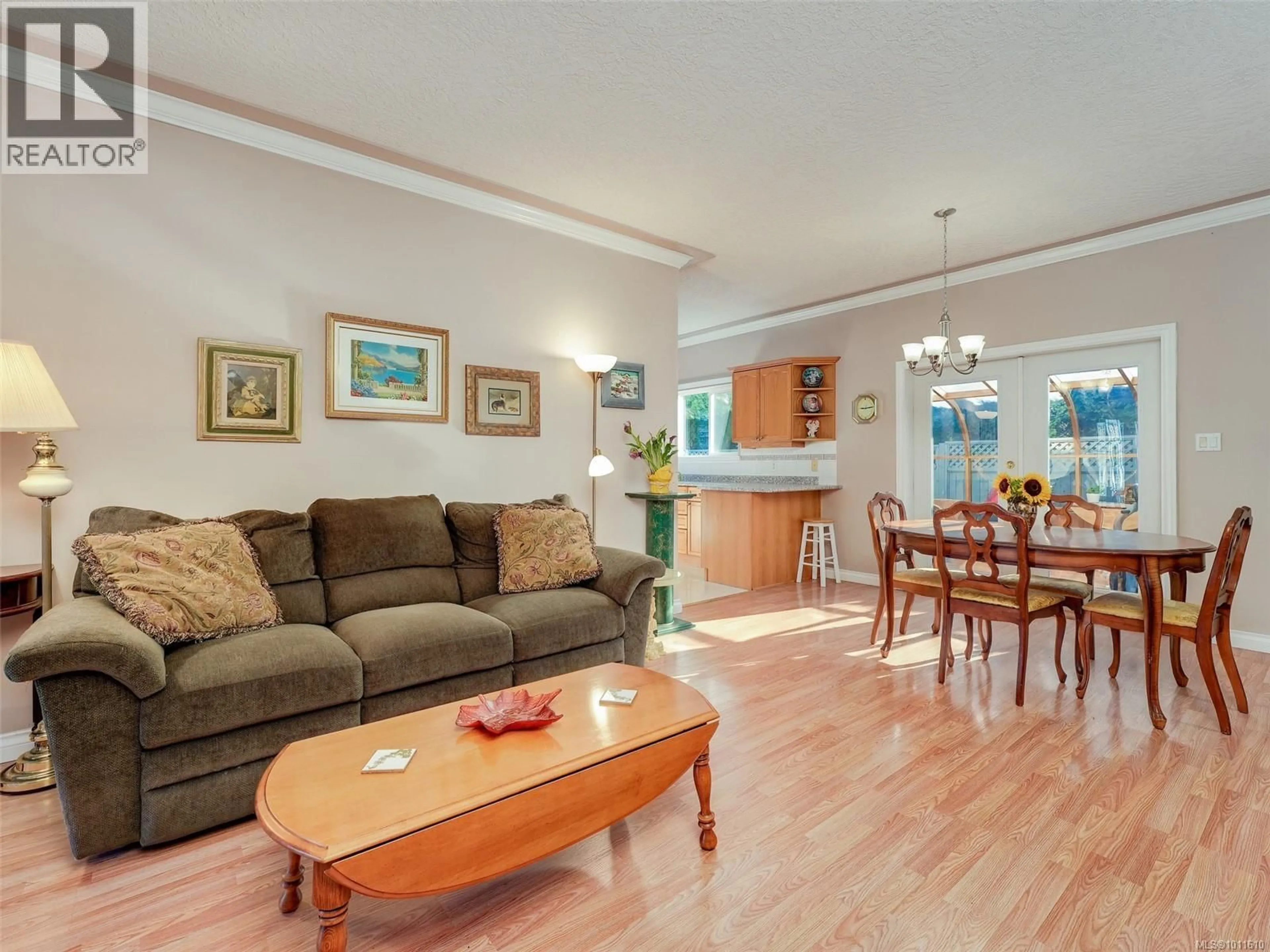 Living room with furniture, wood/laminate floor for 4 - 9903 RESTHAVEN DRIVE, Sidney British Columbia V8L3E9