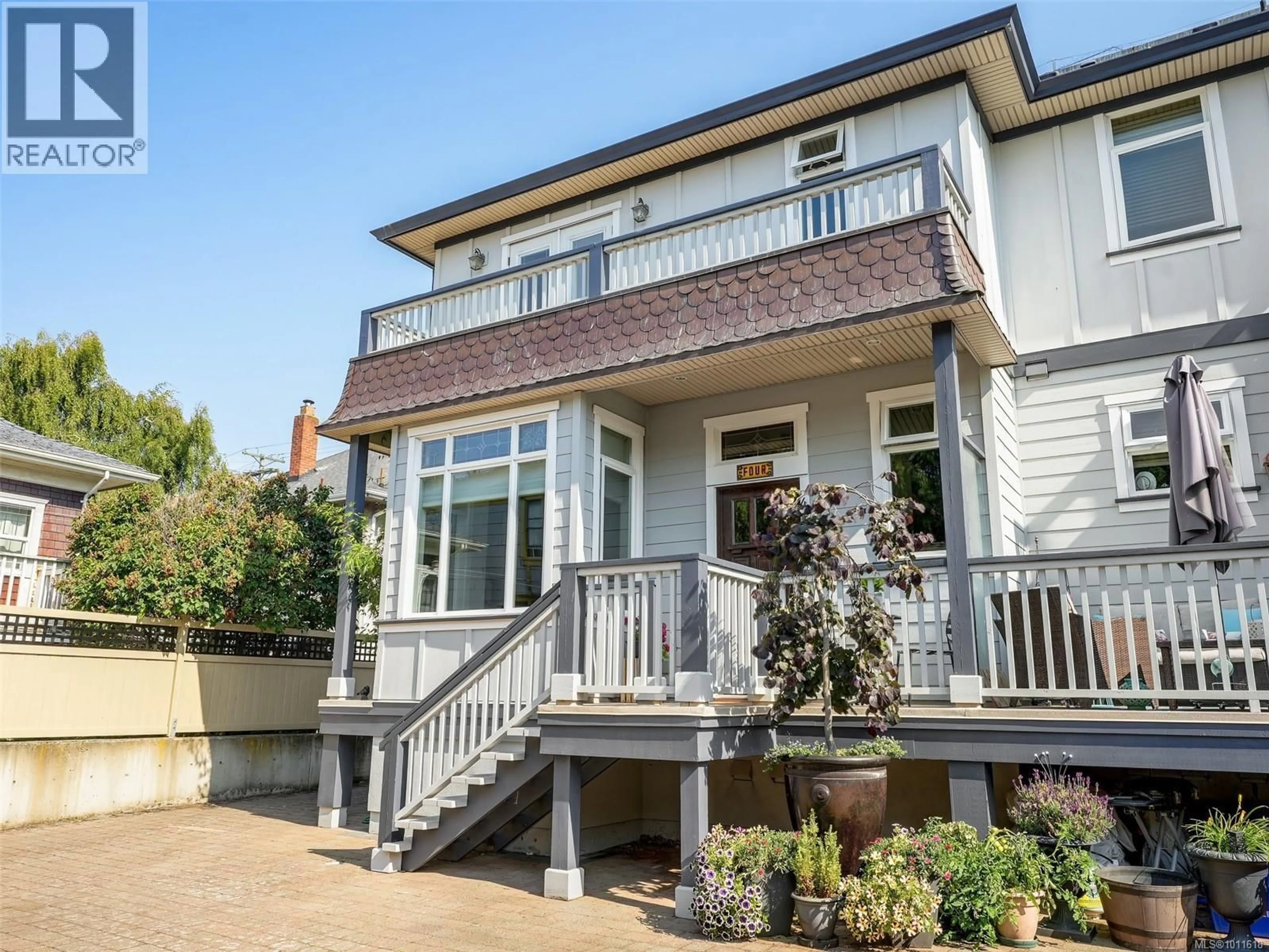 Home with vinyl exterior material, street for 4 - 209 SUPERIOR STREET, Victoria British Columbia V8V1T4