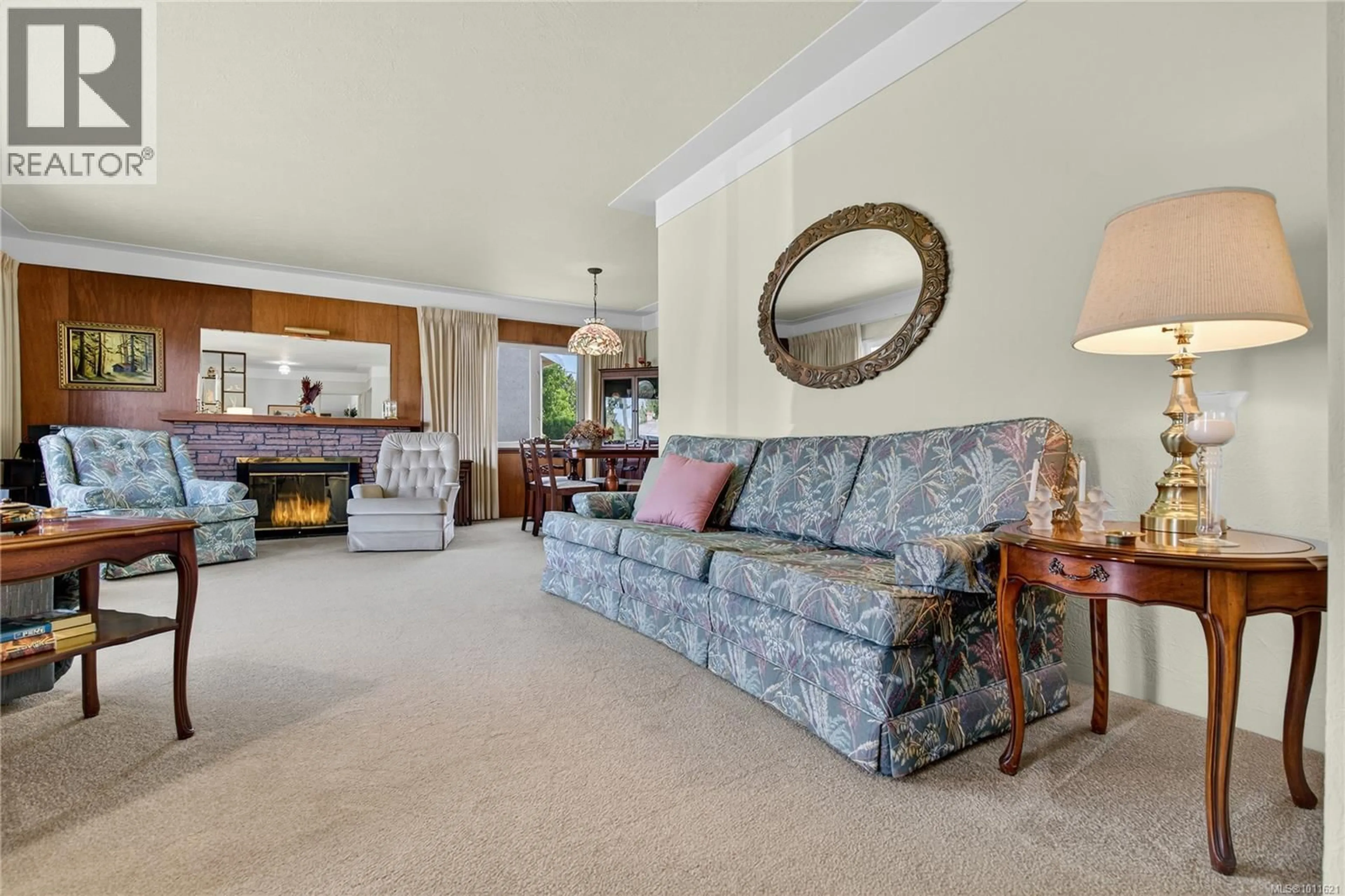 Living room with furniture, carpet floor for 1771 VEDA PLACE, Saanich British Columbia V8P1G1