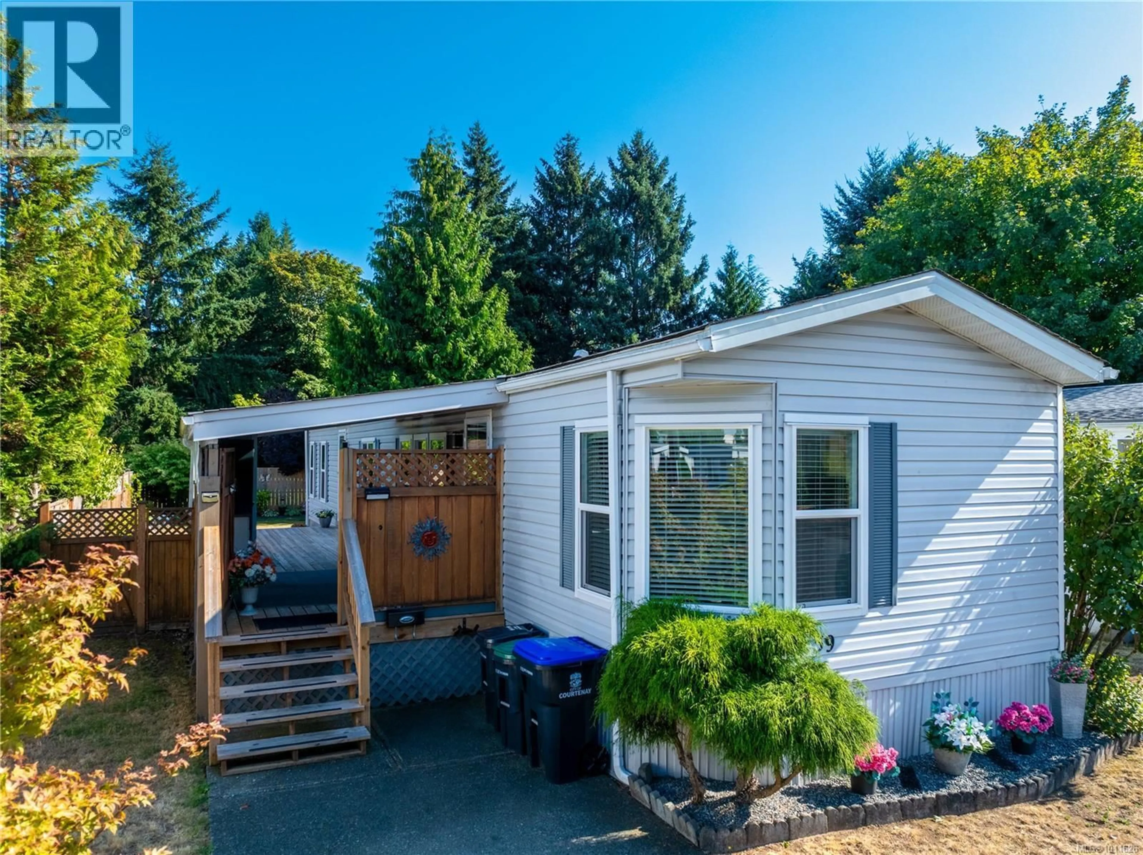 Home with vinyl exterior material, street for 59 - 390 COWICHAN AVENUE, Courtenay British Columbia V9N7T4