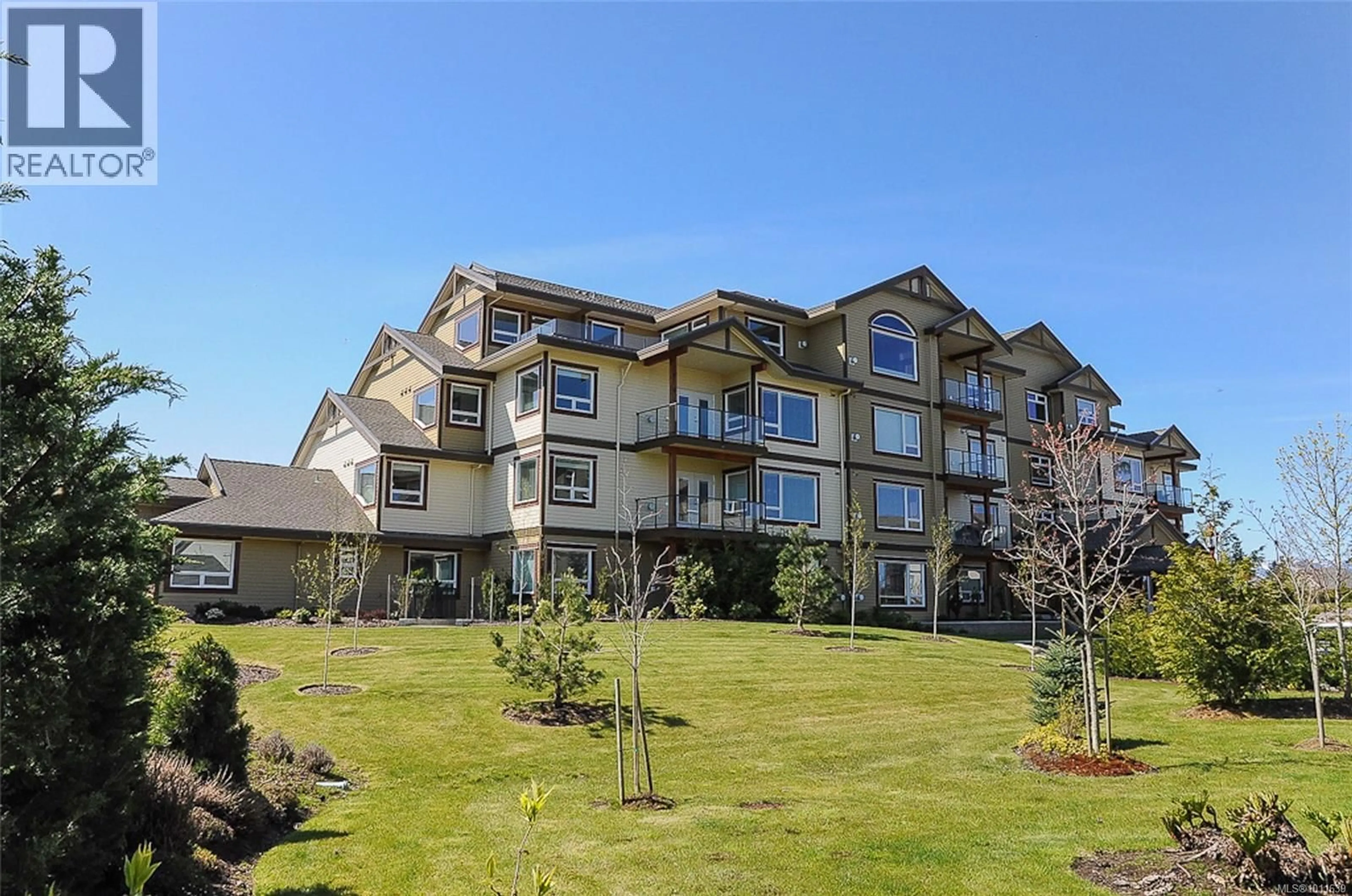 A pic from outside/outdoor area/front of a property/back of a property/a pic from drone, unknown for 618 - 3666 ROYAL VISTA WAY, Courtenay British Columbia V9N9X8