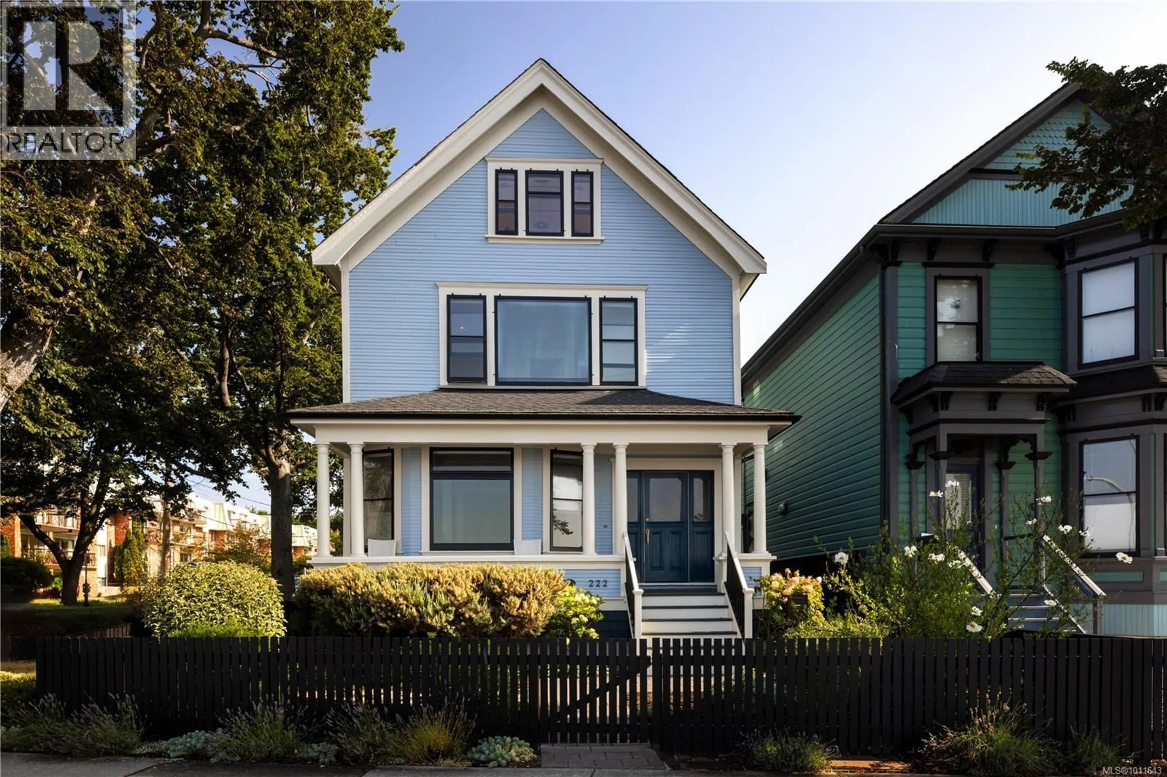 Home with vinyl exterior material, street for 222 DALLAS ROAD, Victoria British Columbia V8V1A5