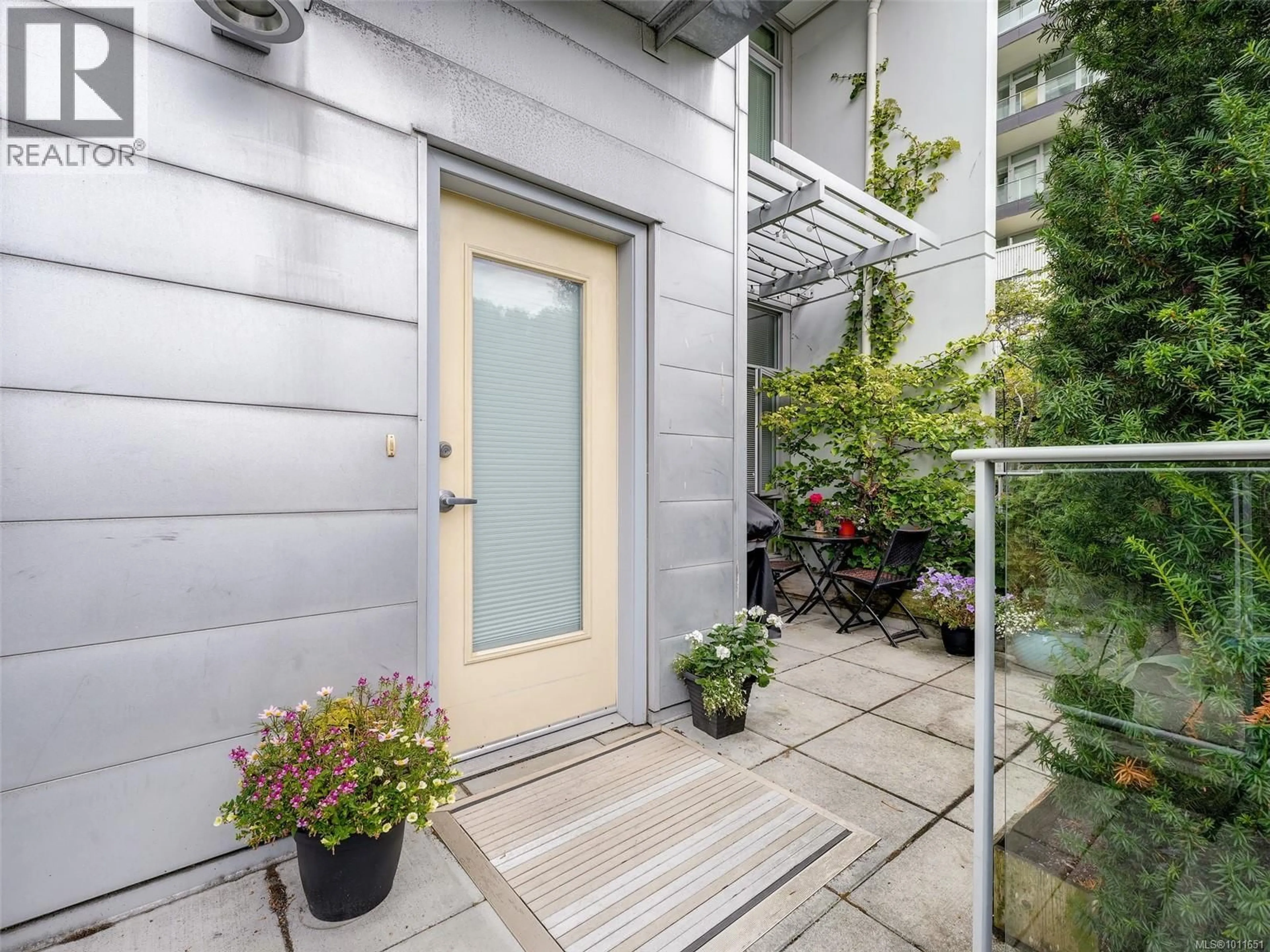 Indoor entryway for 101 - 379 TYEE ROAD, Victoria British Columbia V9A0B4