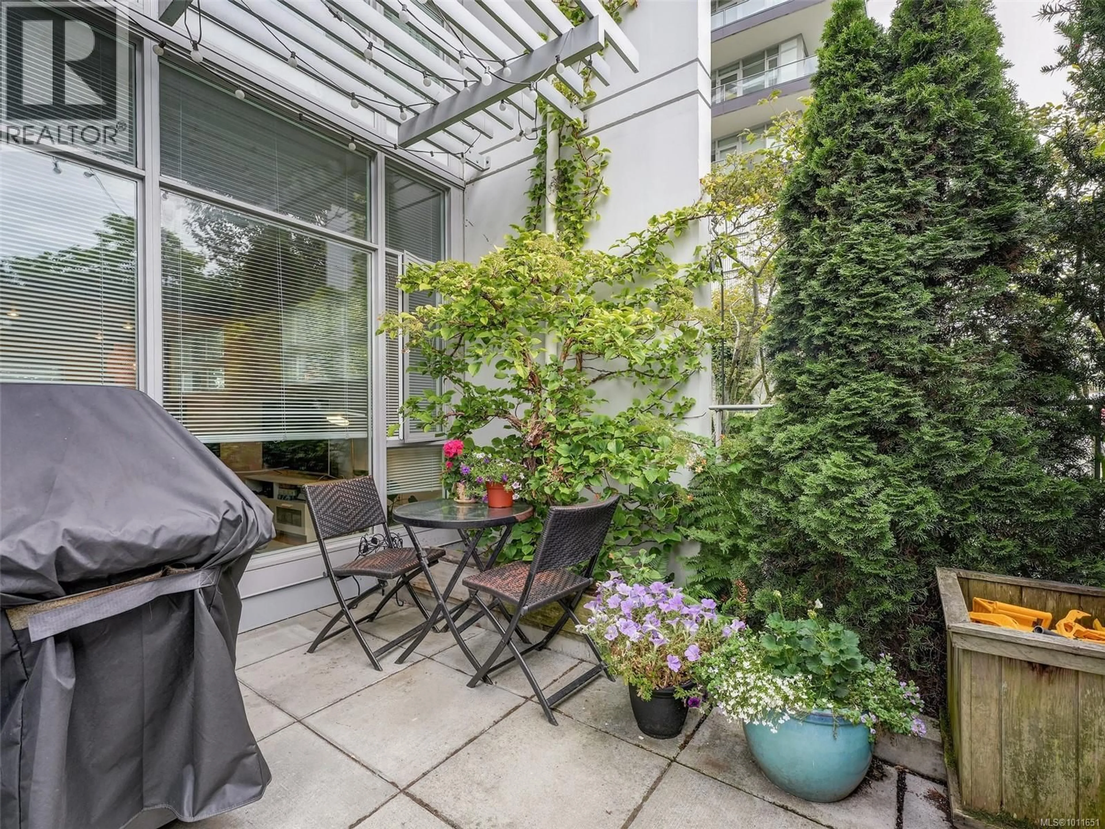 Patio, street for 101 - 379 TYEE ROAD, Victoria British Columbia V9A0B4
