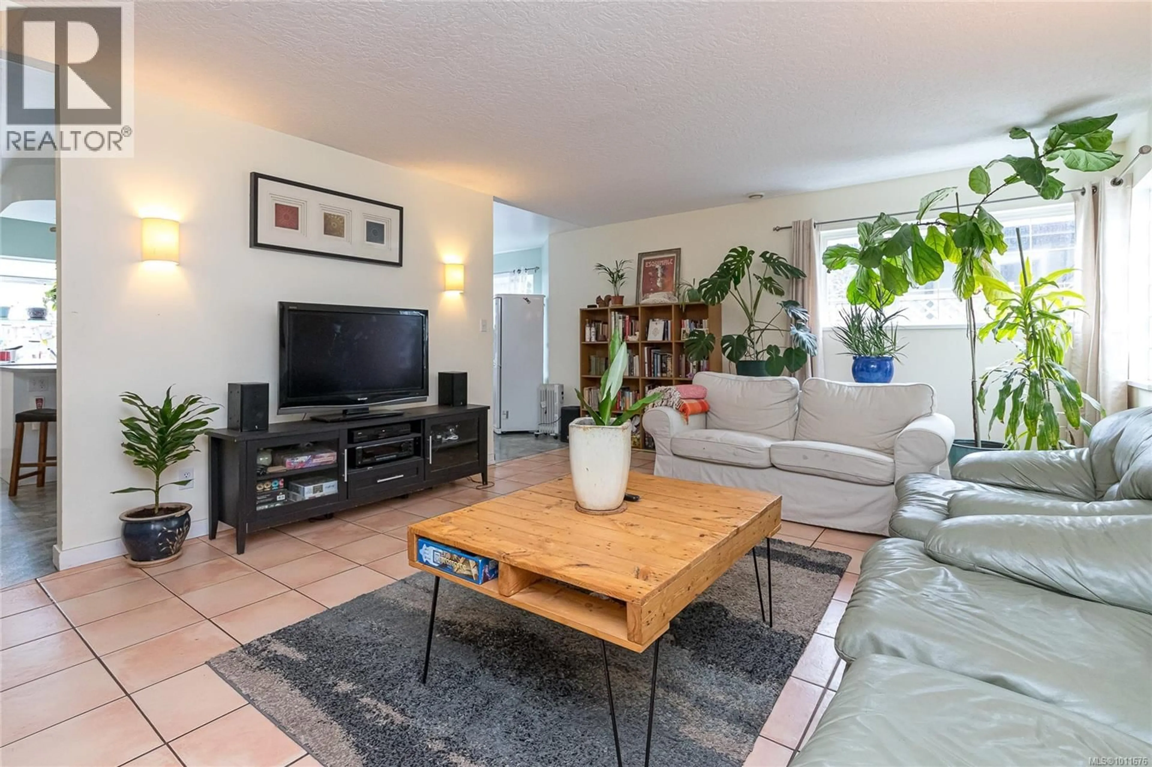 Living room with furniture, unknown for 1581 DENMAN STREET, Victoria British Columbia V8R1X8