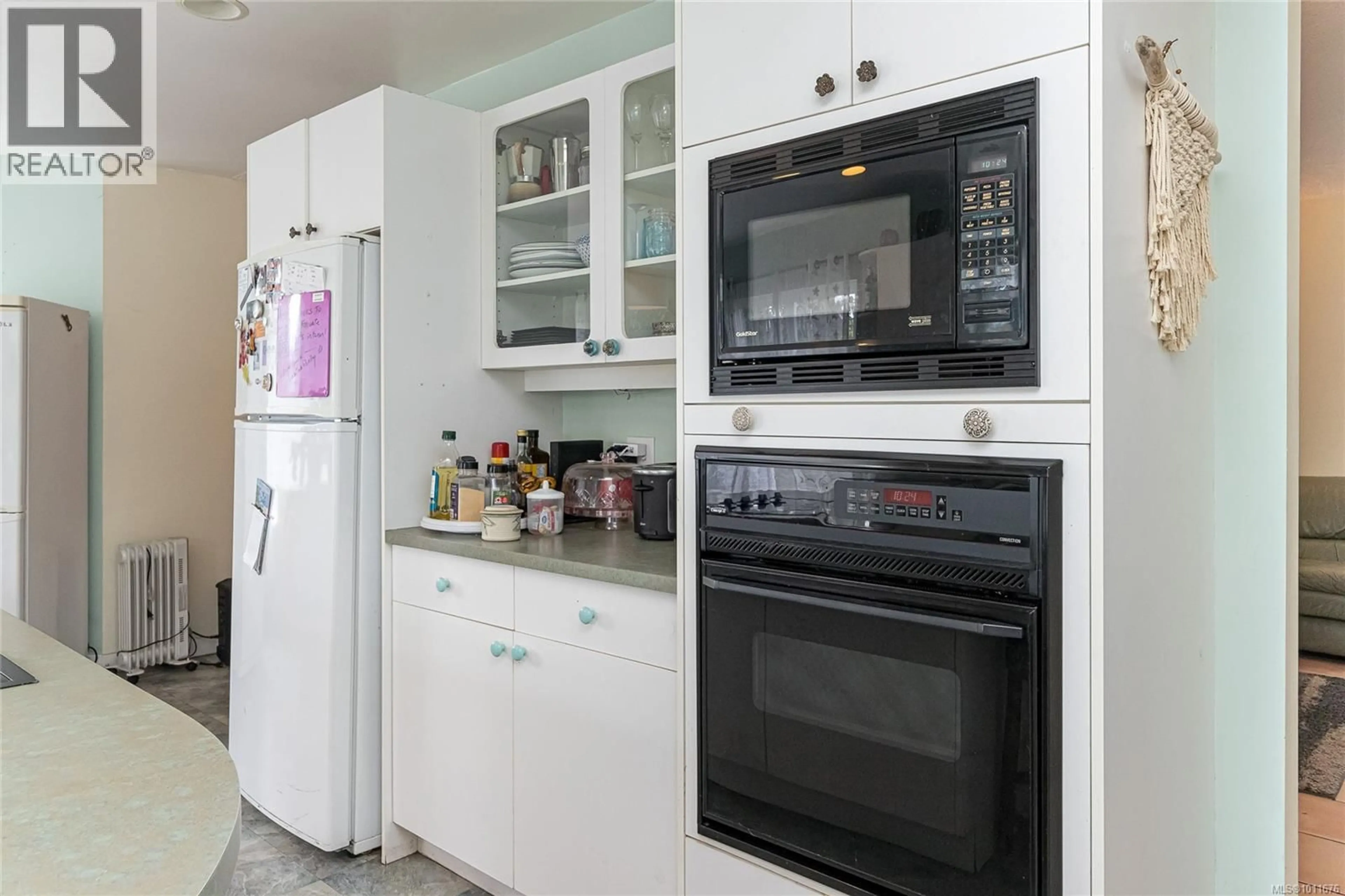 Standard kitchen, unknown for 1581 DENMAN STREET, Victoria British Columbia V8R1X8