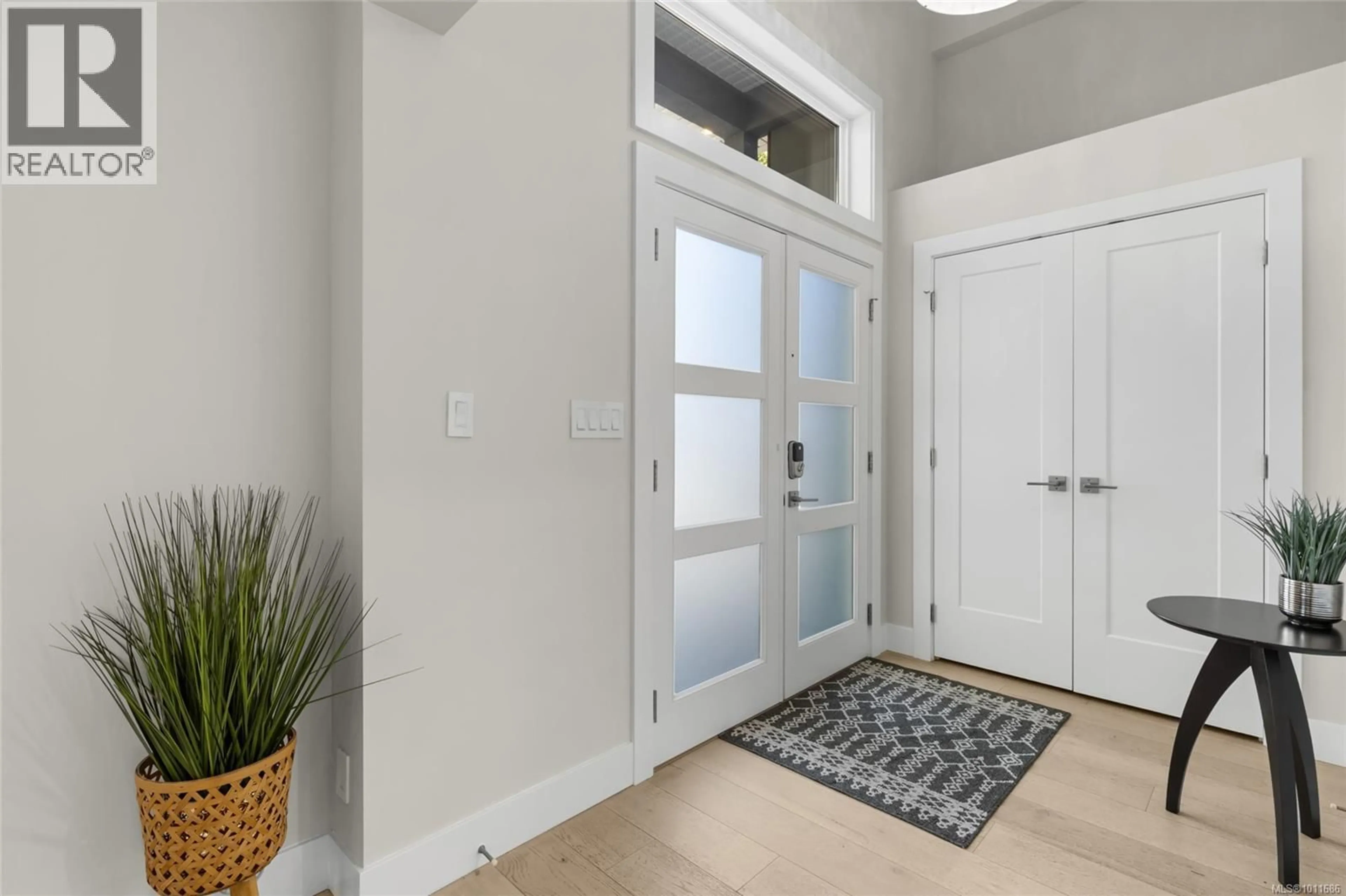 Indoor entryway for 4238 HAYDEN COURT, Saanich British Columbia V8Z6S2